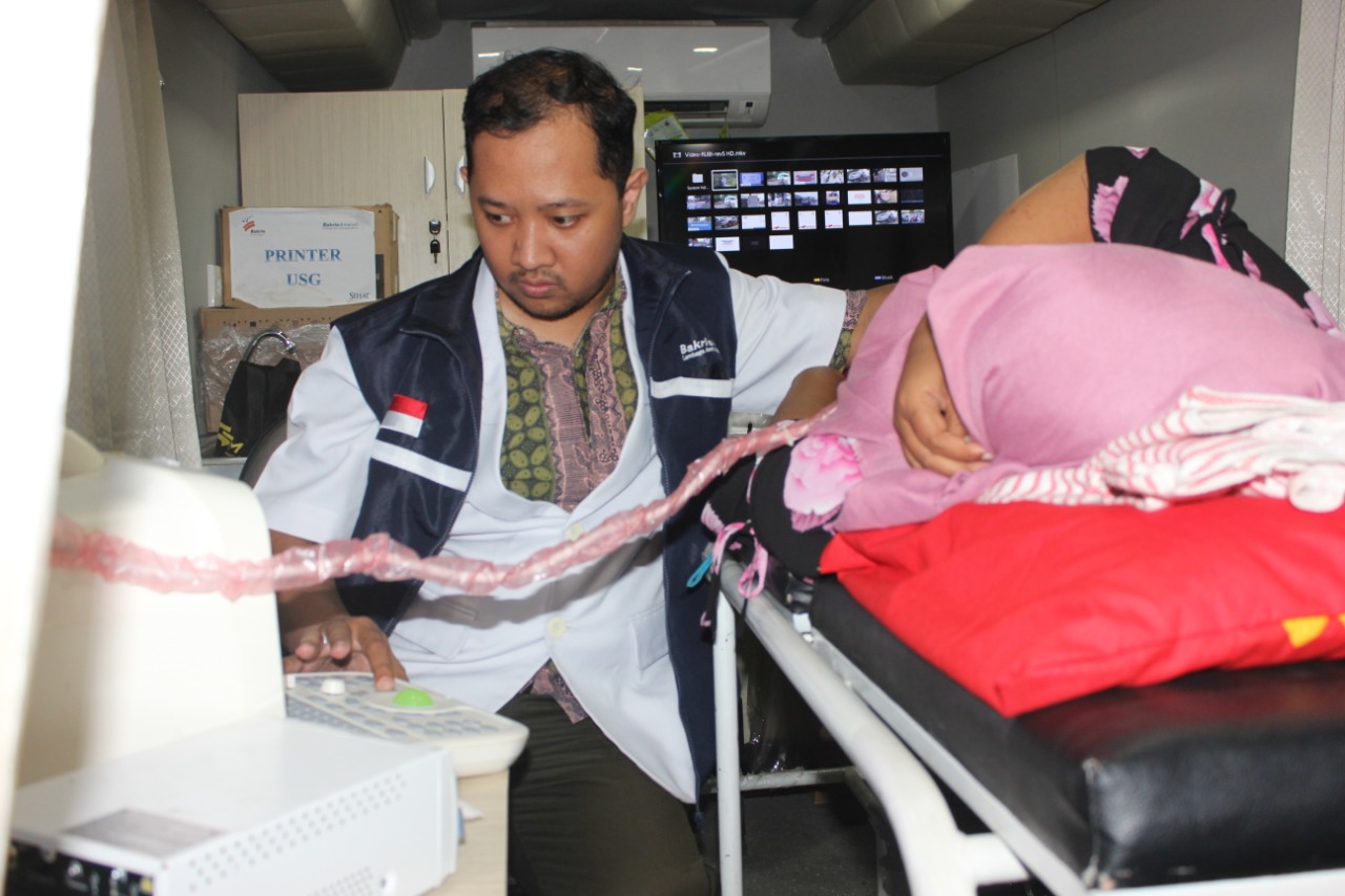 Petugas kesehatan memeriksa kondisi kehamilan warga desa di Kecamatan Porong, Sidoarjo