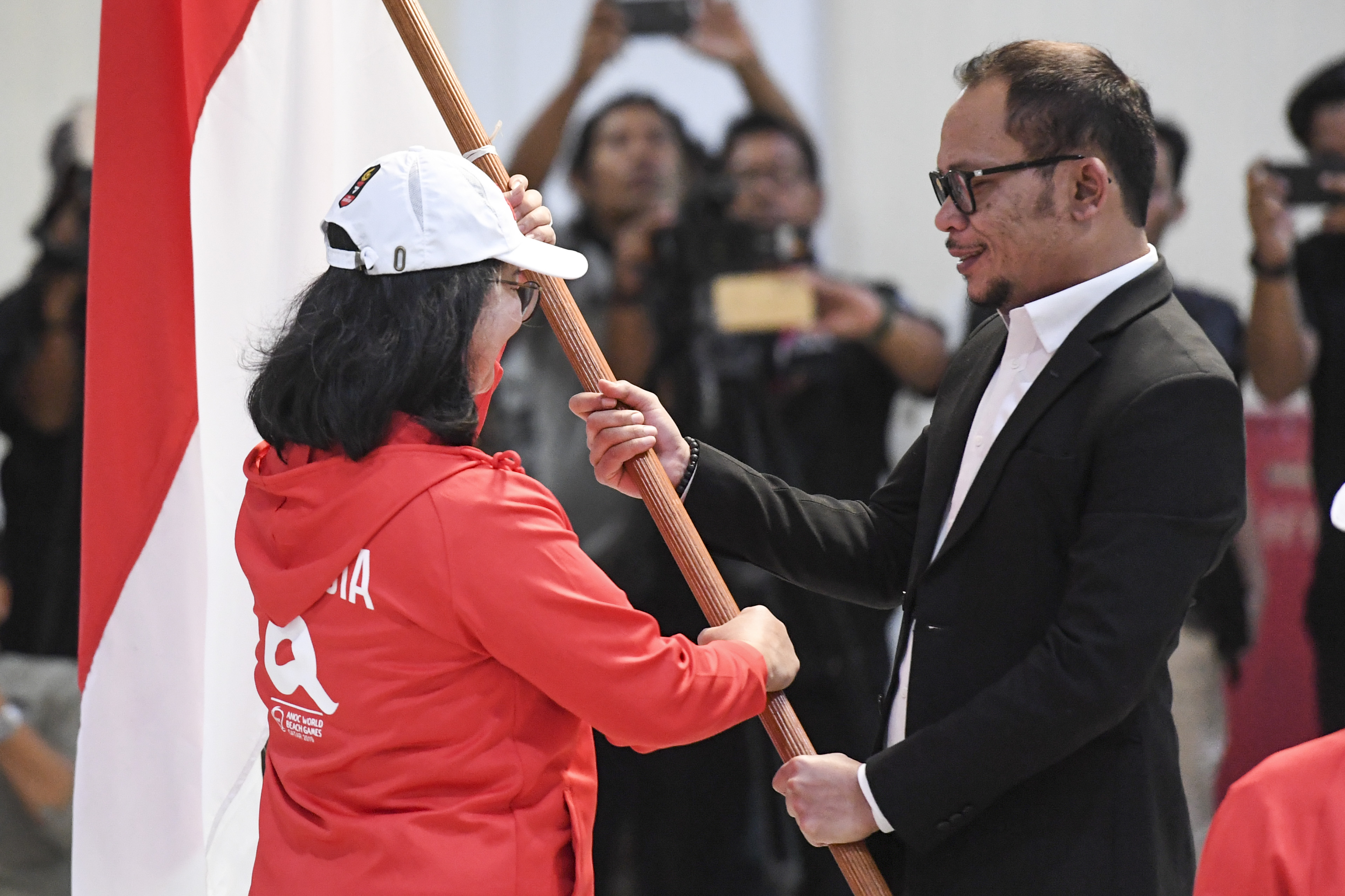  Plt Menteri Pemuda dan Olahraga Hanif Dhakiri (kanan) menyerahkan bendera Merah Putih kepada CdM Kontingen Indonesia Hellen Sarita de Lima.