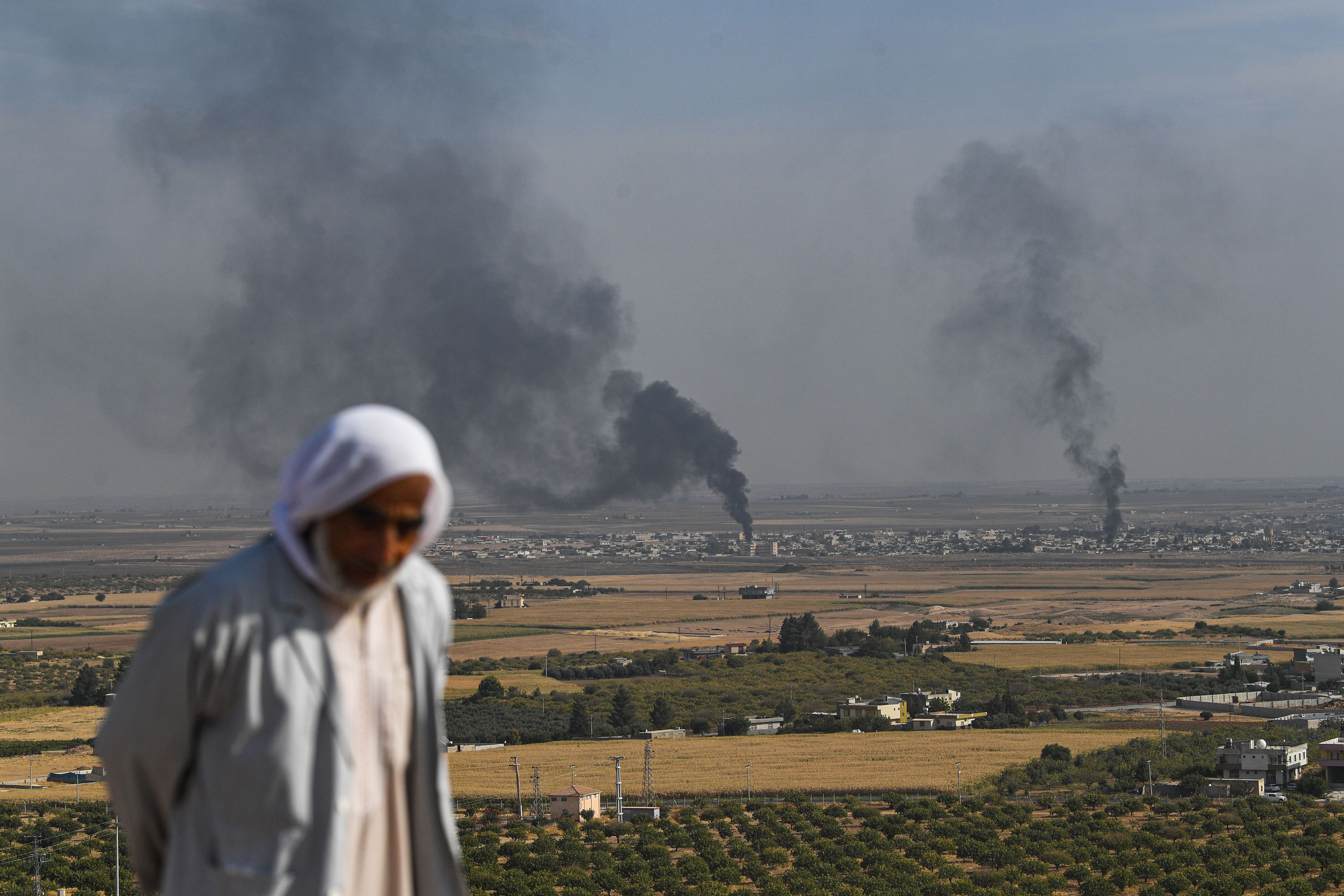 Gambar yang diambil dari wilayah Turki ini memperlihatkan asap membumbung dari kawasan Suriah yang dihantam serangan militer.