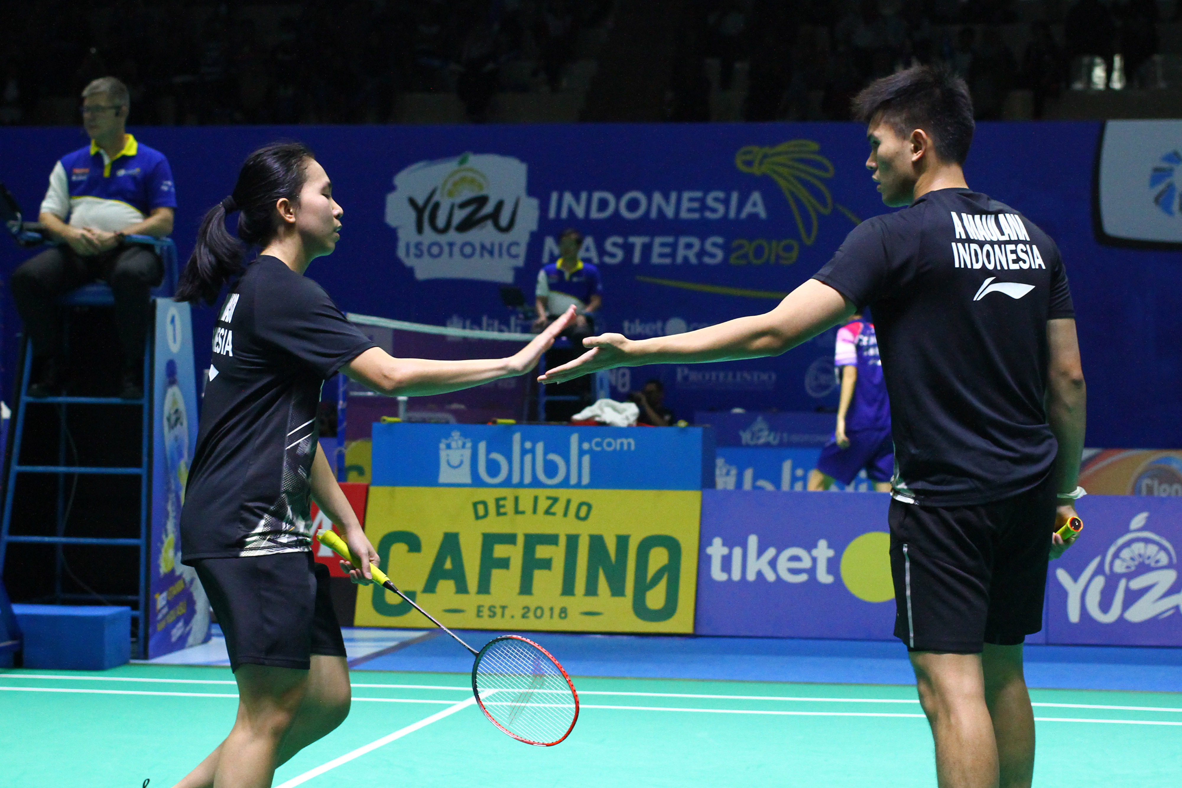 Adnan Maulana (kanan) dan Mychelle Crhstine Bandaso (kiri) usai mengalahkan pasangan pebulu tangkis ganda campuran Malaysia.