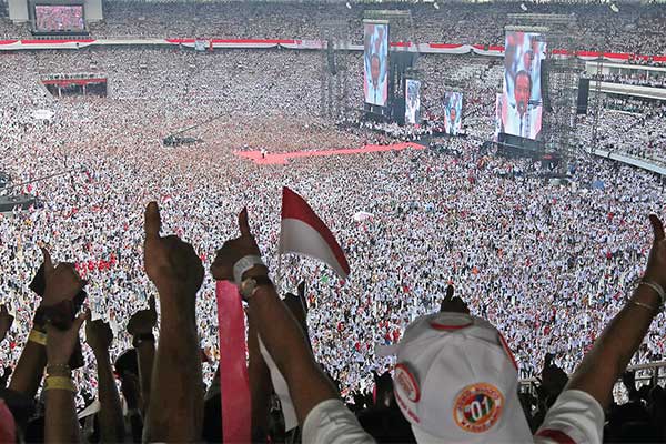 Calon presiden nomor urut 01 Joko Widodo memberikan orasi politik pada kampanye akbar di Stadion Utama Gelora Bung Karno (GBK), Jakarta