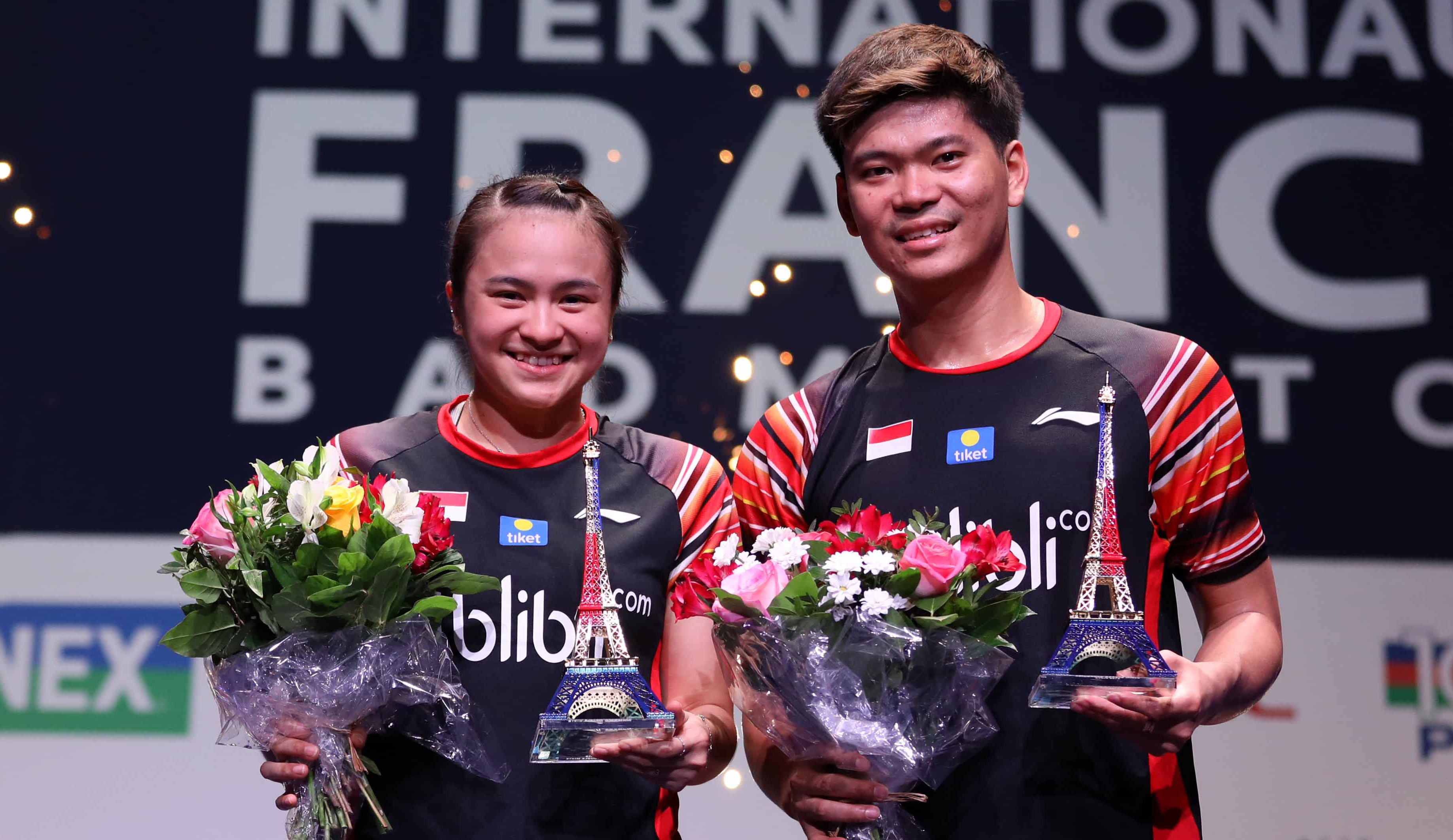Ganda campuran Praveen Jordan/Melati Daeva Oktavianti menunjukkan piala 