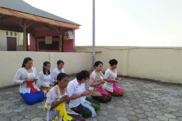 Doa Ibu Bhayangkari Untuk Presiden Terpilih di Pura Giri NataPolres Lembata