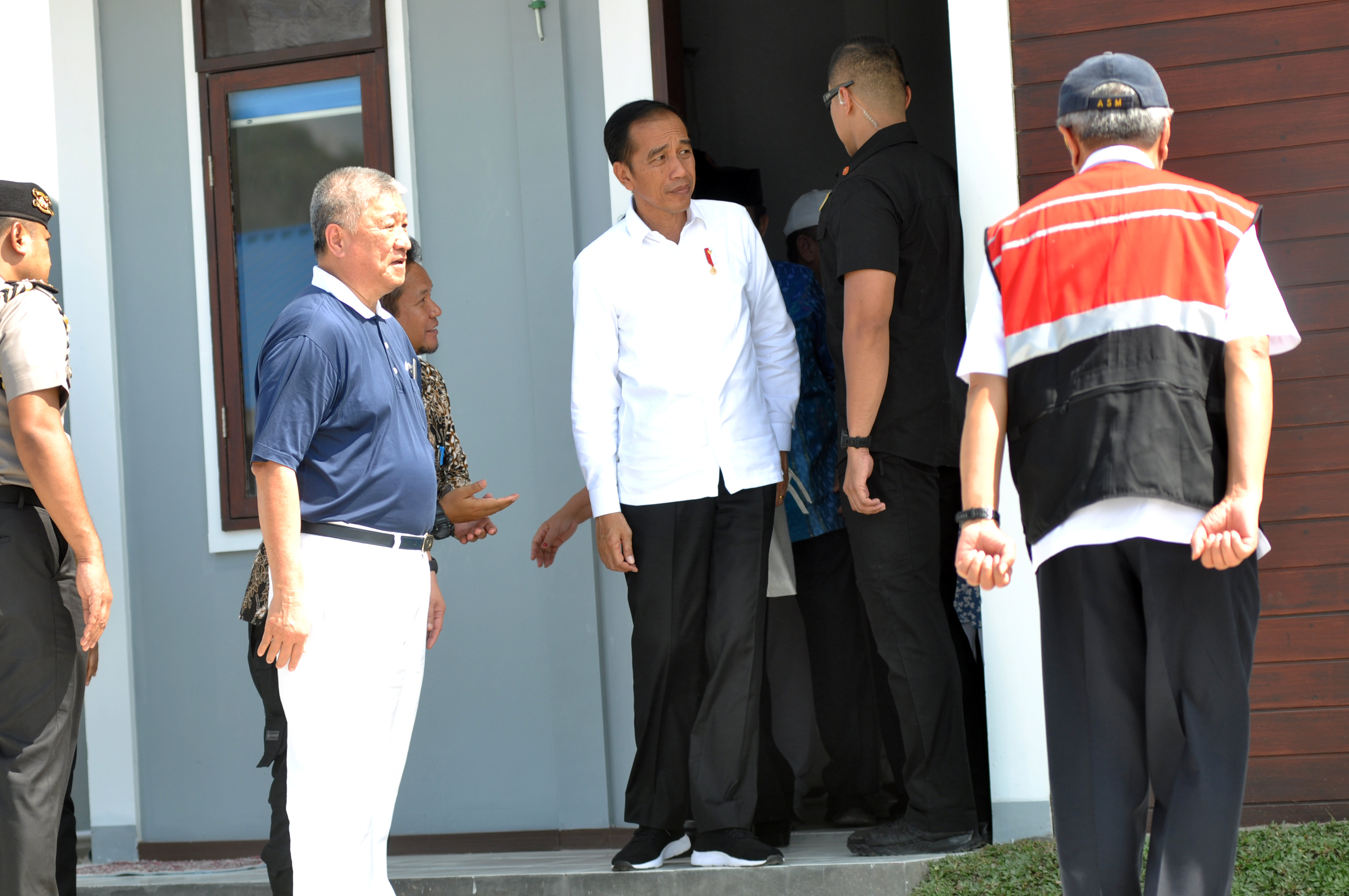 Presiden Joko Widodo (tengah) saat meninjau bagian dalam hunian tetap bagi korban bencana gempa Palu, Sulawesi Tengah.