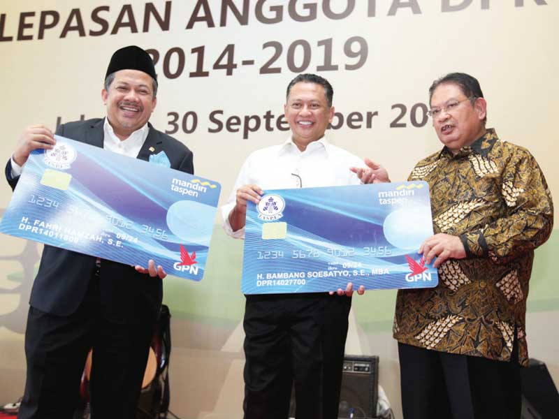 Dirut TASPEN Iqbal Latanro (kanan) memberikan tabungan secara simbolis kepada Ketua DPR Bambang Soesatyo (tengah) dan Wakil Ketua DPR Fahri 