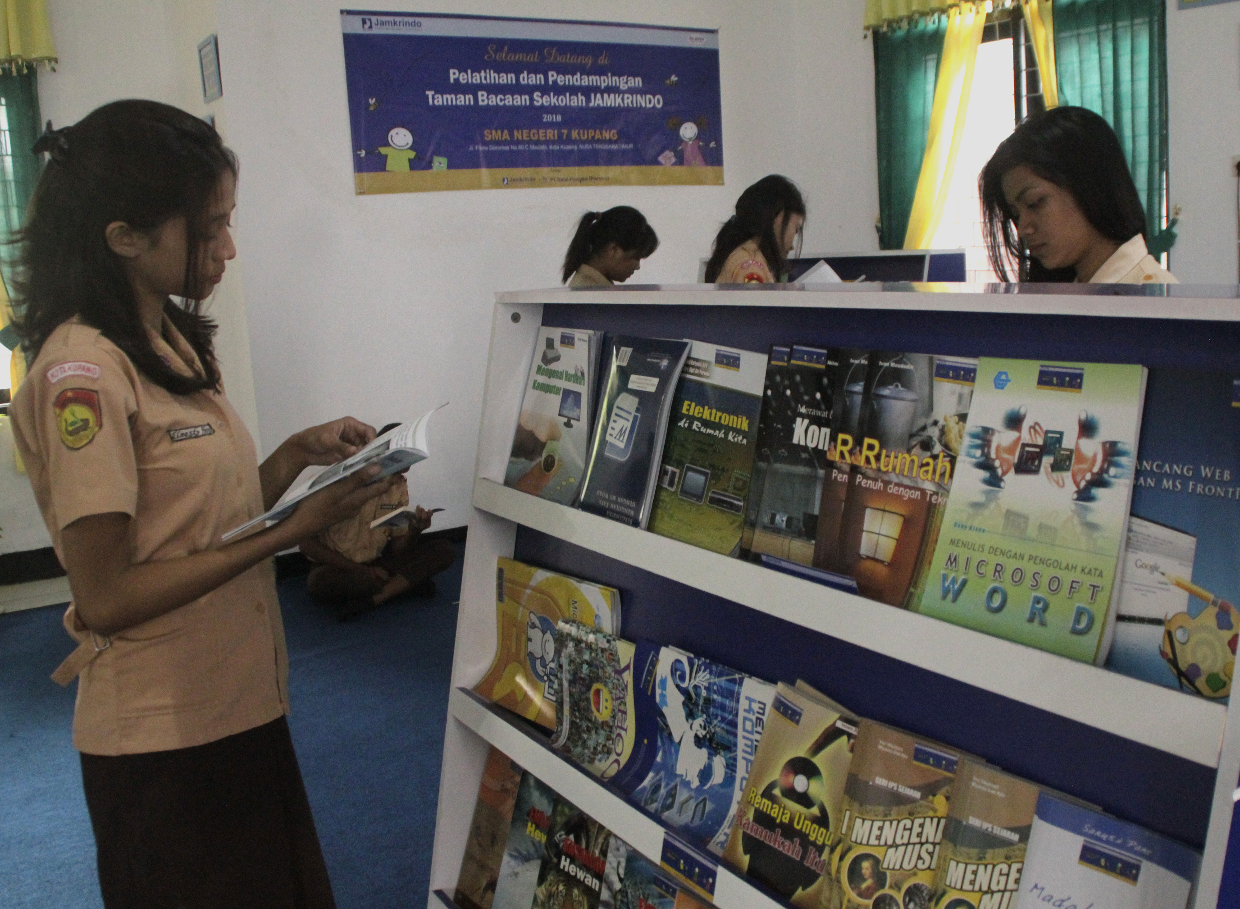 Jamkrindo NTT membantu rehabilitasi bidang pendidikan di SMAN 7 Kuipang