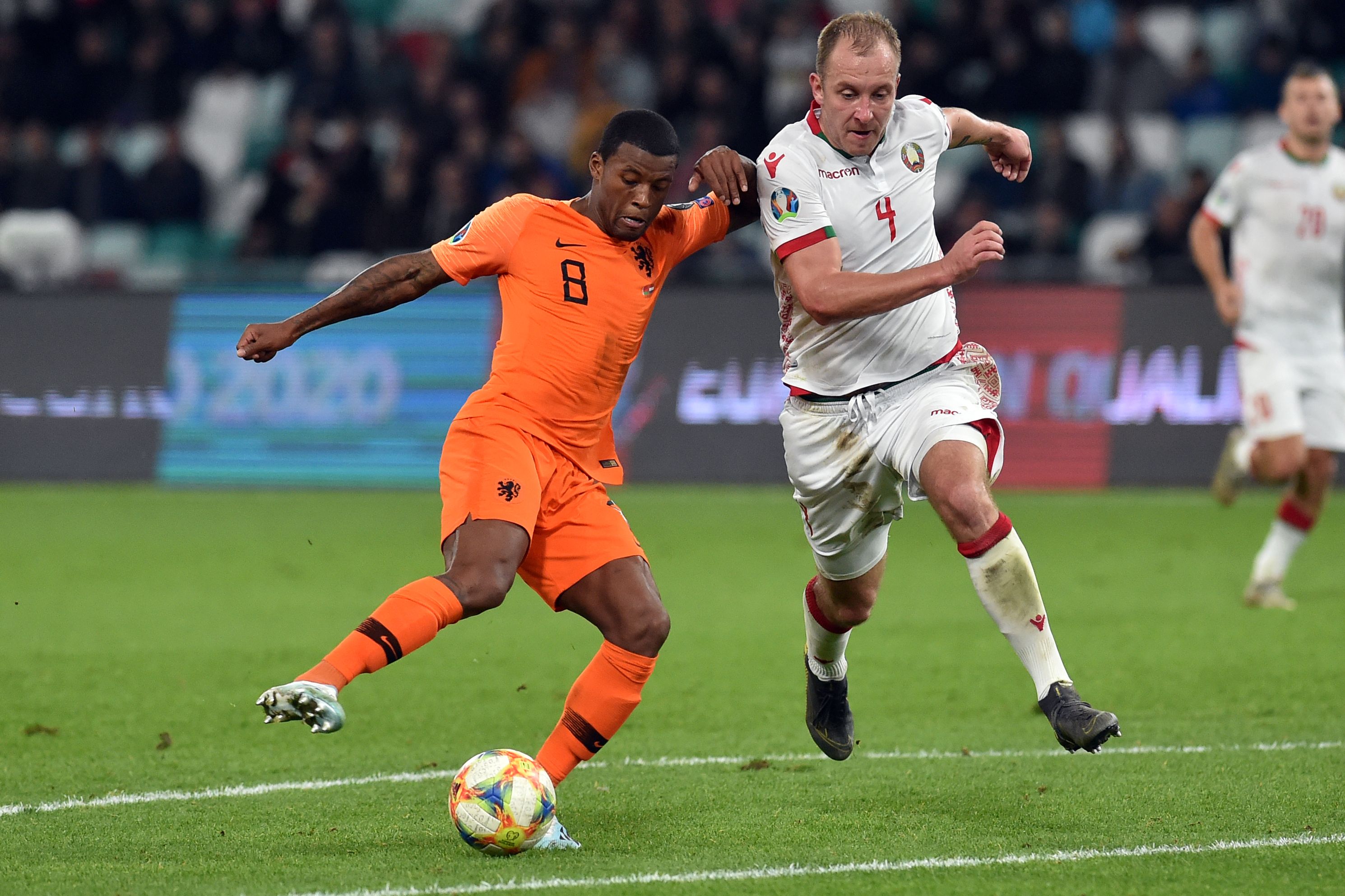 Geroginio Wijnaldum (kostum oranye) menjadi kunci kemenangan Belanda atas Belarusia pada lanjutan kualifikasi Piala Eropa 2020 grup C. 