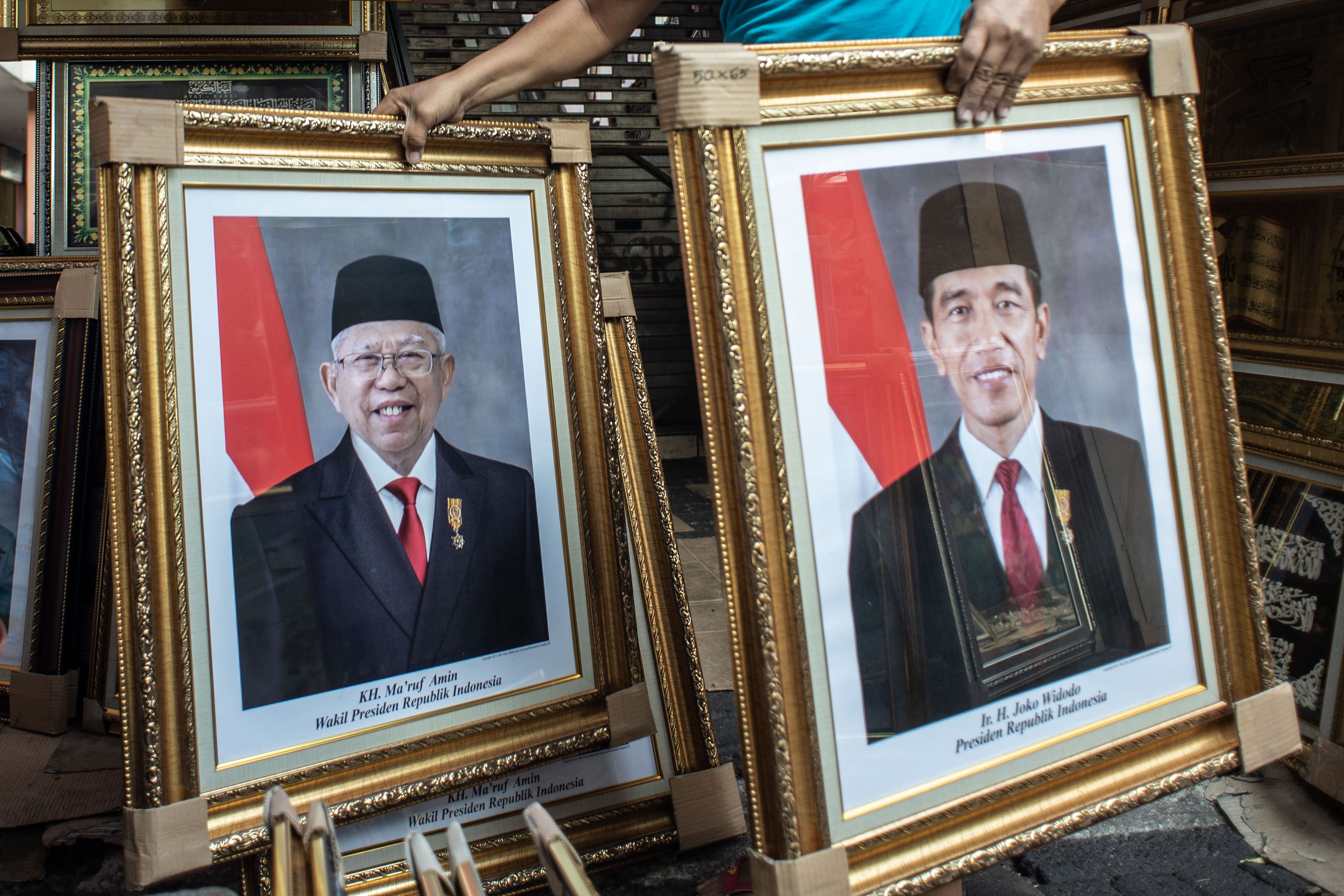 Poster Presiden Joko Widodo dan Wakil Presiden terpilih Ma'ruf Amin yang dijual di kawasan Sawah Besar, Jakarta.