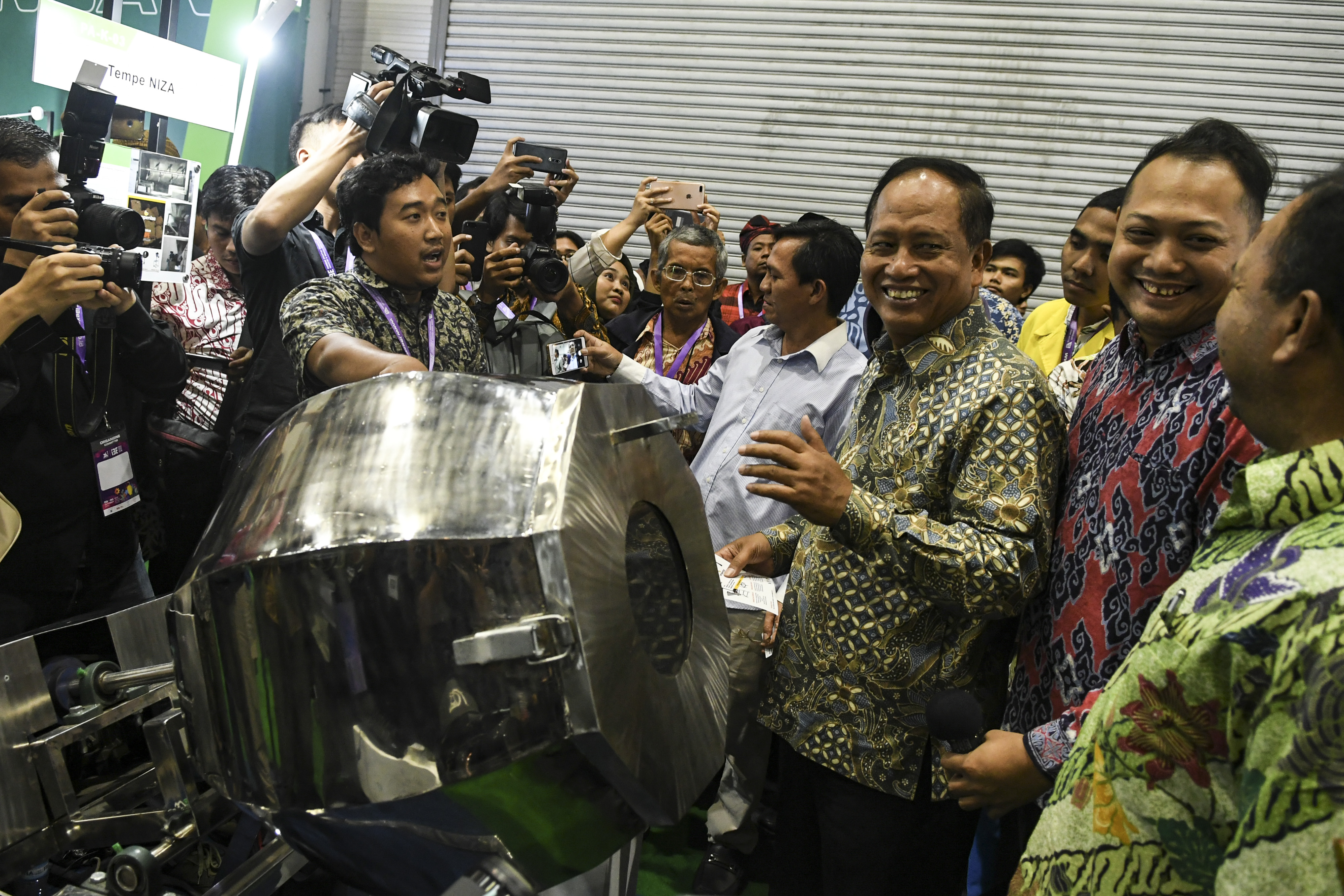 Menristekdikti Mohamad Nasir (ketiga kanan) meninjau alat teknologi pengolahan tempe 