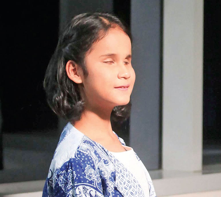 Allafta Hirzi Sodiq atau yang akrab disapa Zizi. Ia merupakan gadis penyandang tunanetra dan pemain piano.