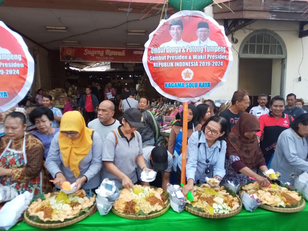 Keluarga Alumni Gadjah Mada di Solo, menggelar potong tumpeng untuk menyanbut pelantikan presiden dan wakil presiden, Kamis (17/10).