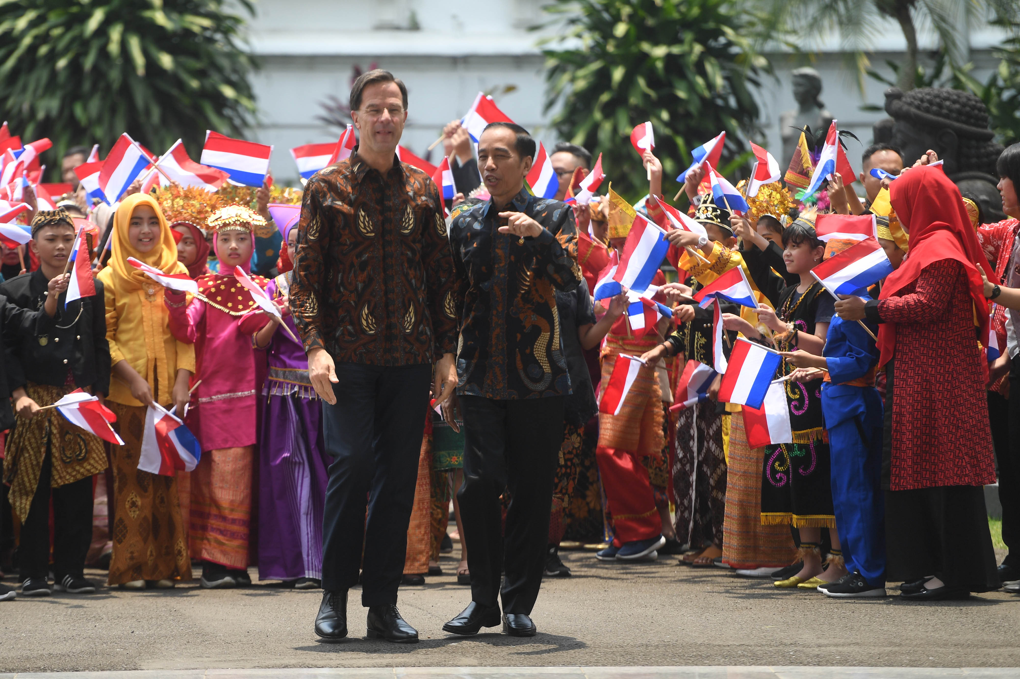 Perdana Menteri Belanda Mark Rutte (kiri) bersama Presiden Joko Widodo saat melakukan lawatan ke Indonesia