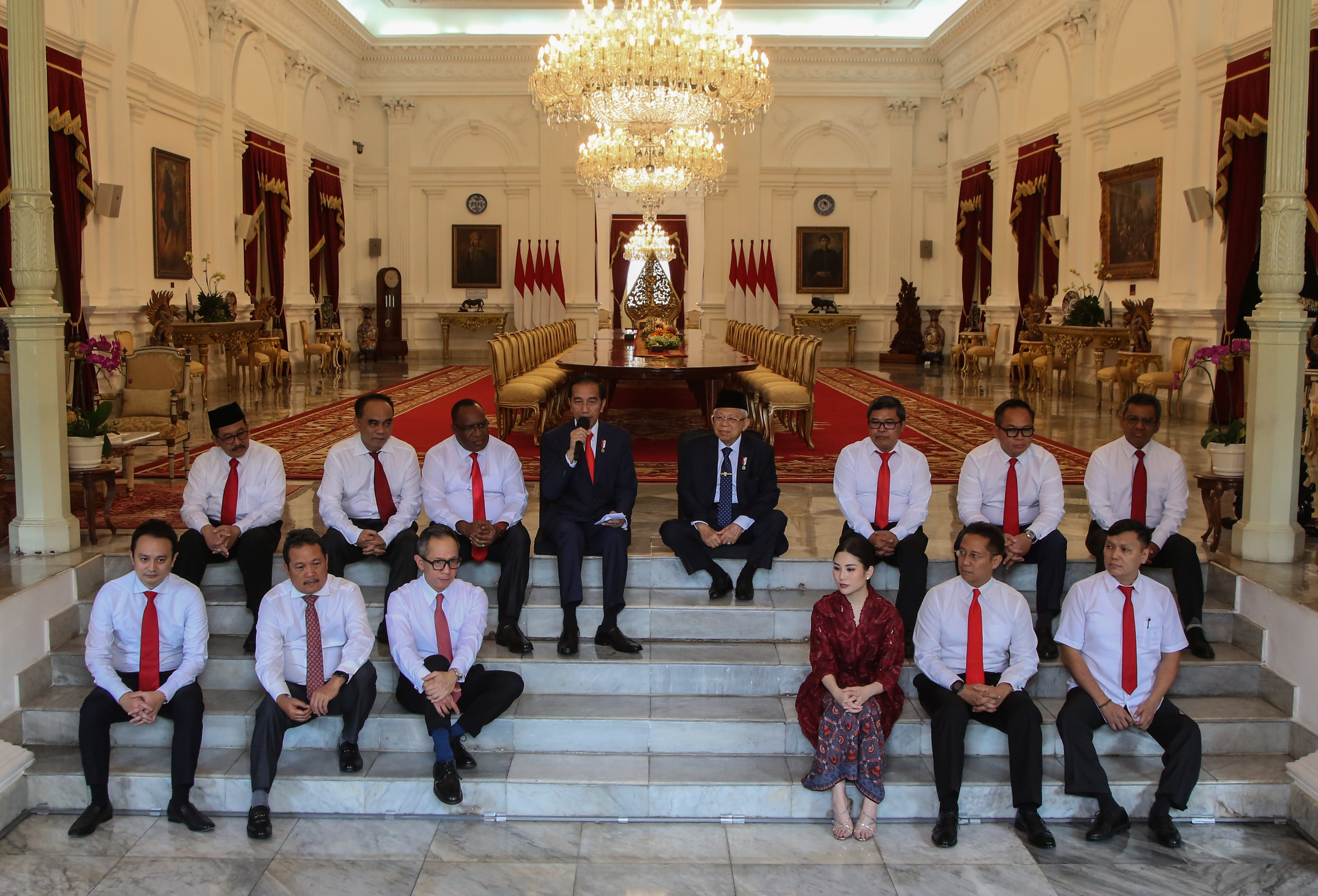 PRESIDEN Joko Widodo secara resmi memperkenalkan para wakil menteri Kabinet Indonesia Maju di Istana Merdeka, Jakarta, Jumat (25/10).