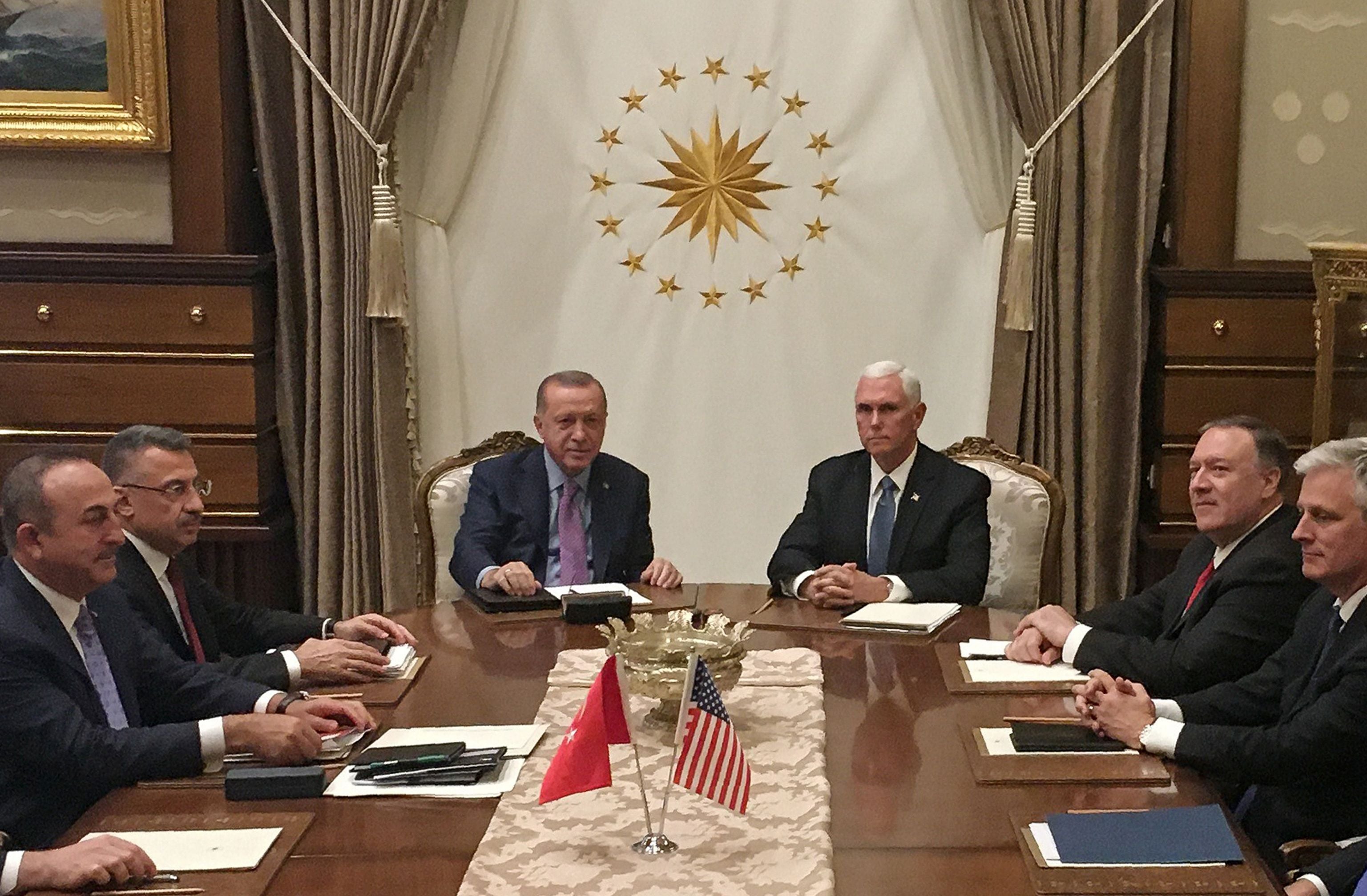 Presiden Turki Recep Tayyip Erdogan (tengah-kiri) bertemu dengan Wakil Presiden AS Mike Pence di Ankara.