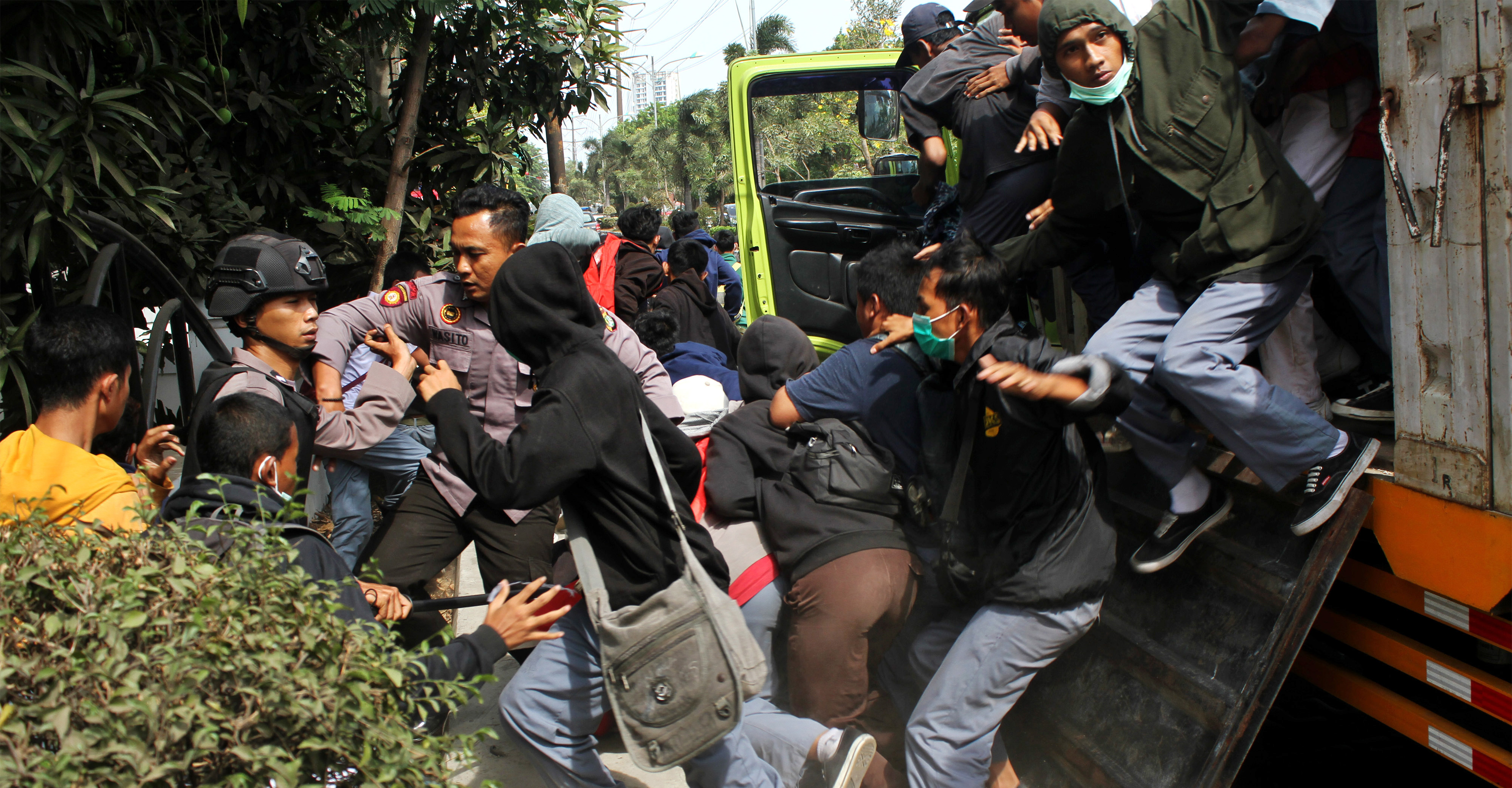 Aparat menghalau pelajar yang akan mengikuti demonstrasi