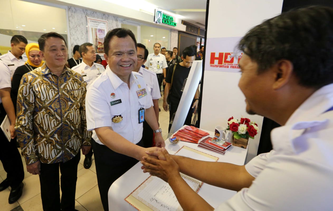 Dirjen Imigrasi Kemenhum dan HAM, Ronny Sompie membuka  layanan paspor simpatik di Plaza Semanggi. 