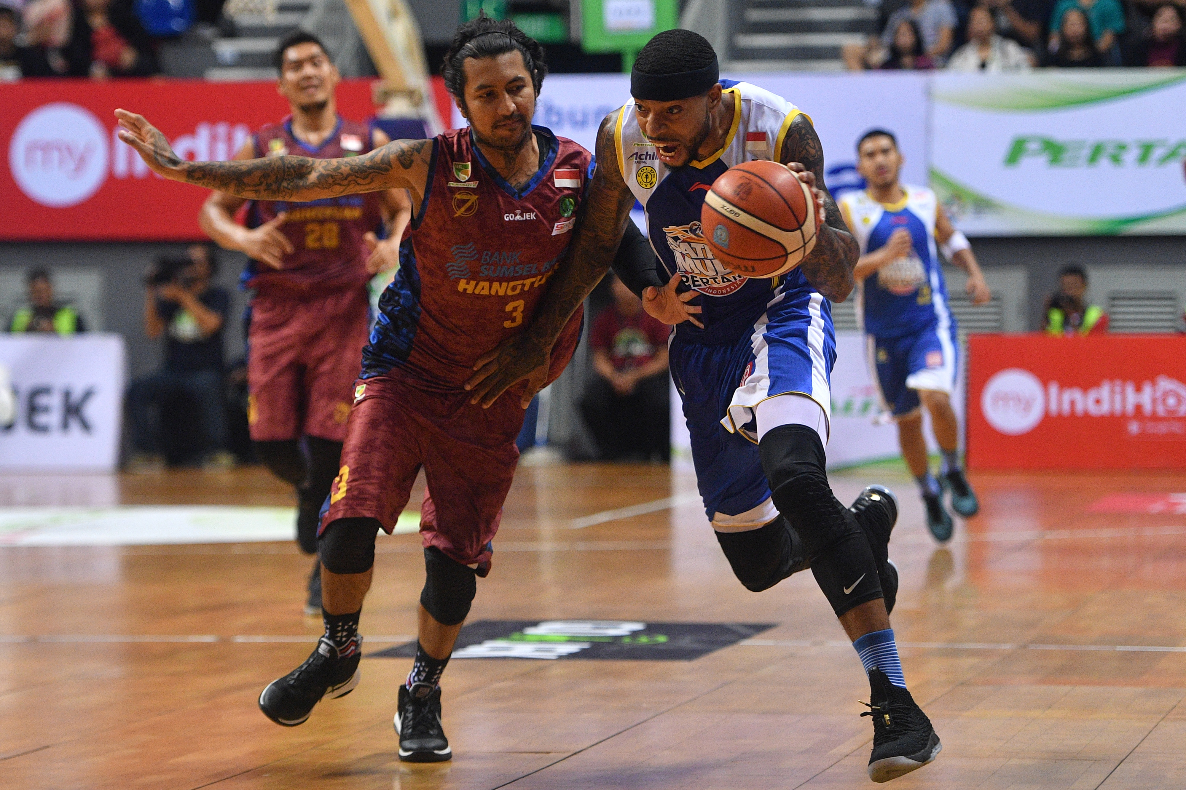  Pebasket Satria Muda Pertamina Jamarr Andre Johnson (kanan) mendribel bola