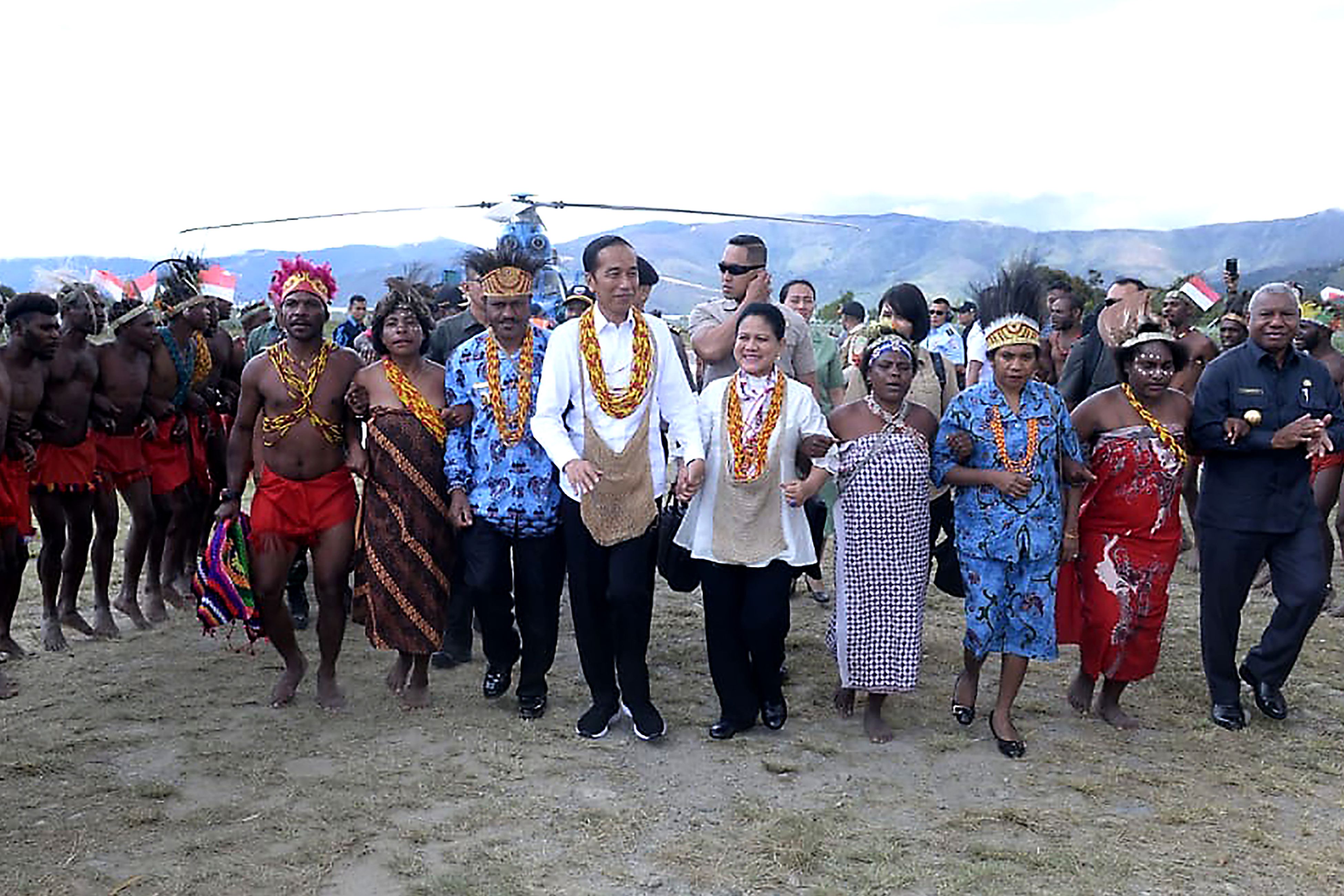 Presiden Joko Widodo dan Ibu Negara Iriana (tengah) di wilayah Arfak. Papua Barat