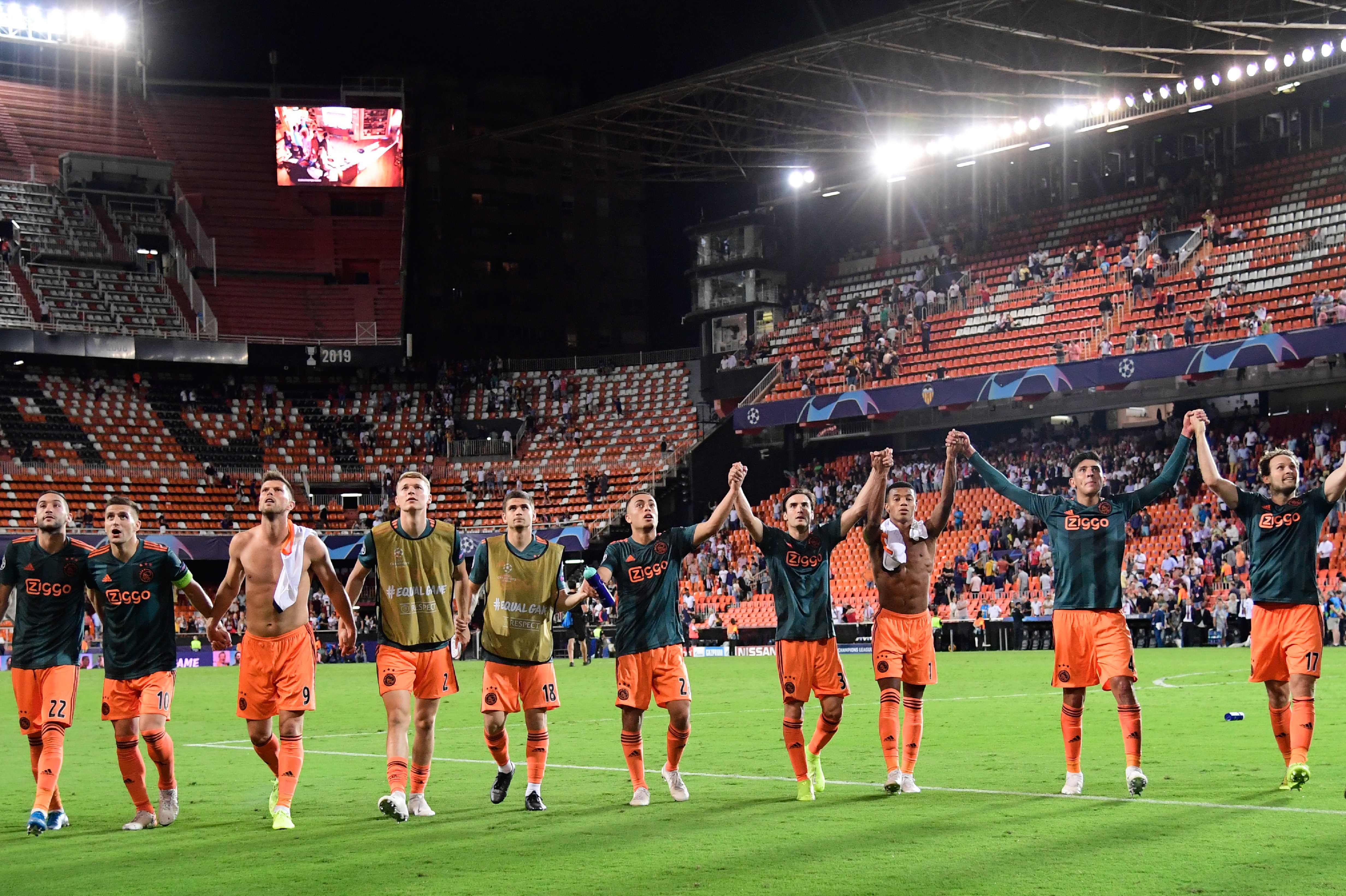 Para pemain Ajax merayakan kemenangan mereka atas Valencia di laga Liga Champions.