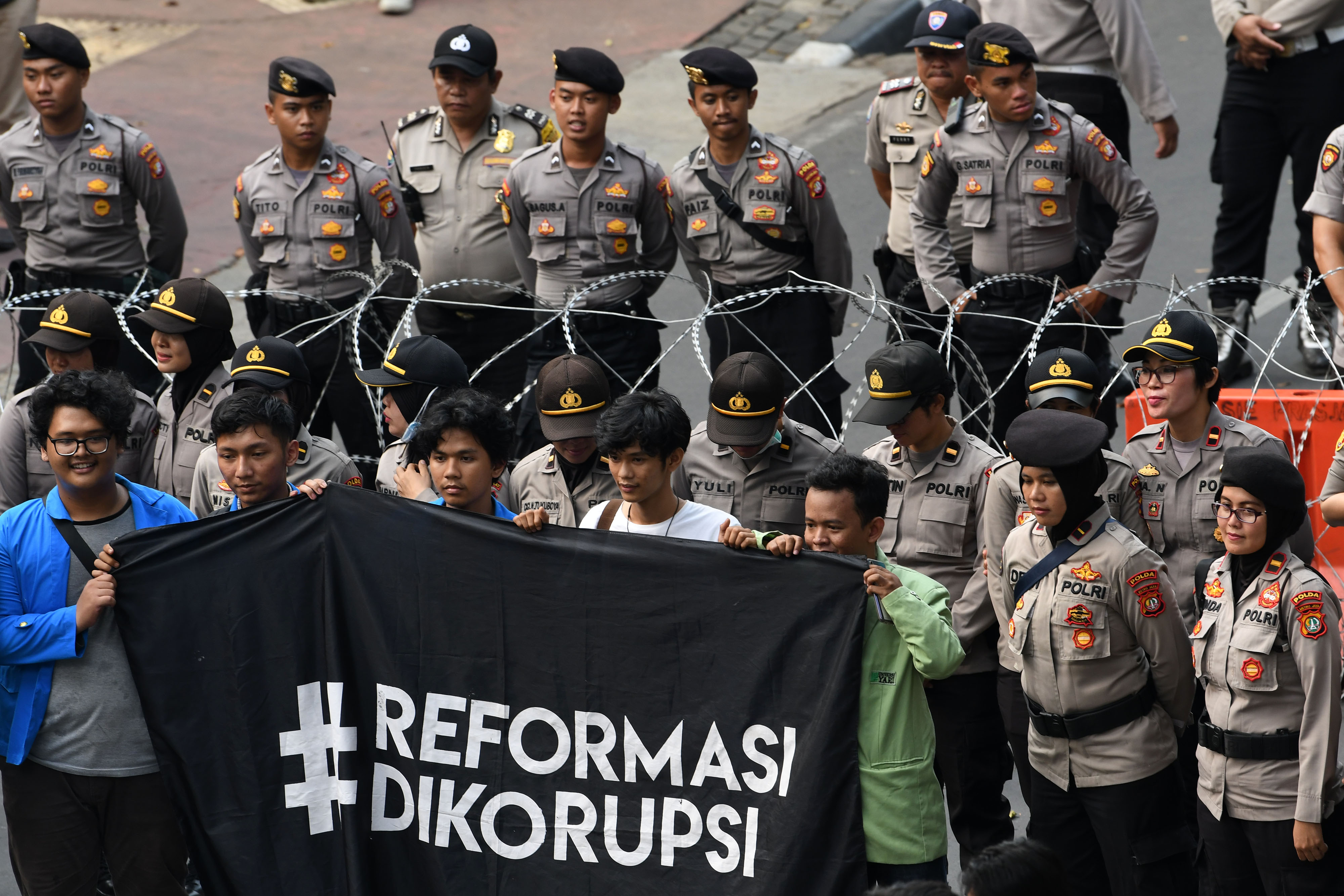 Mahasiswa melakukan aksi demonstrasi menolak RUU KPK