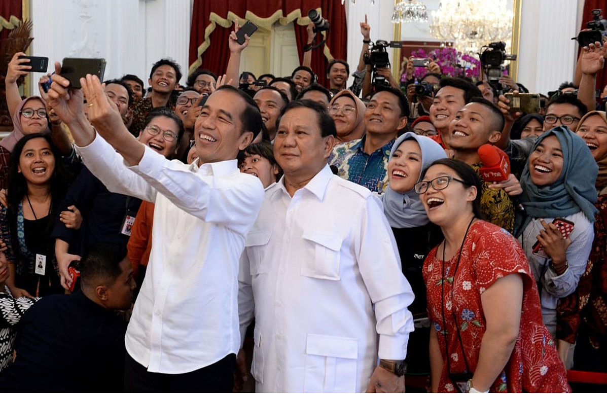 Presiden Joko Widodo berswafoto dengan Ketua Umum Gerindra Prabowo Subianto di Istana Merdeka.