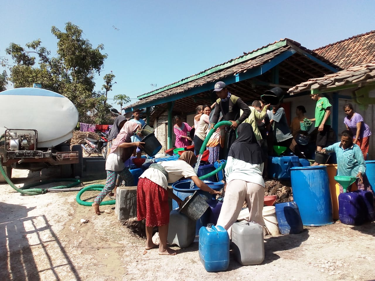  Lembaga Amil Zakat, Infaq dan Shodaqoh Nahdlatul Ulama  Kabupaten Blora menyalurkan bantuan air bersih ke desa terdampak kekeringan.