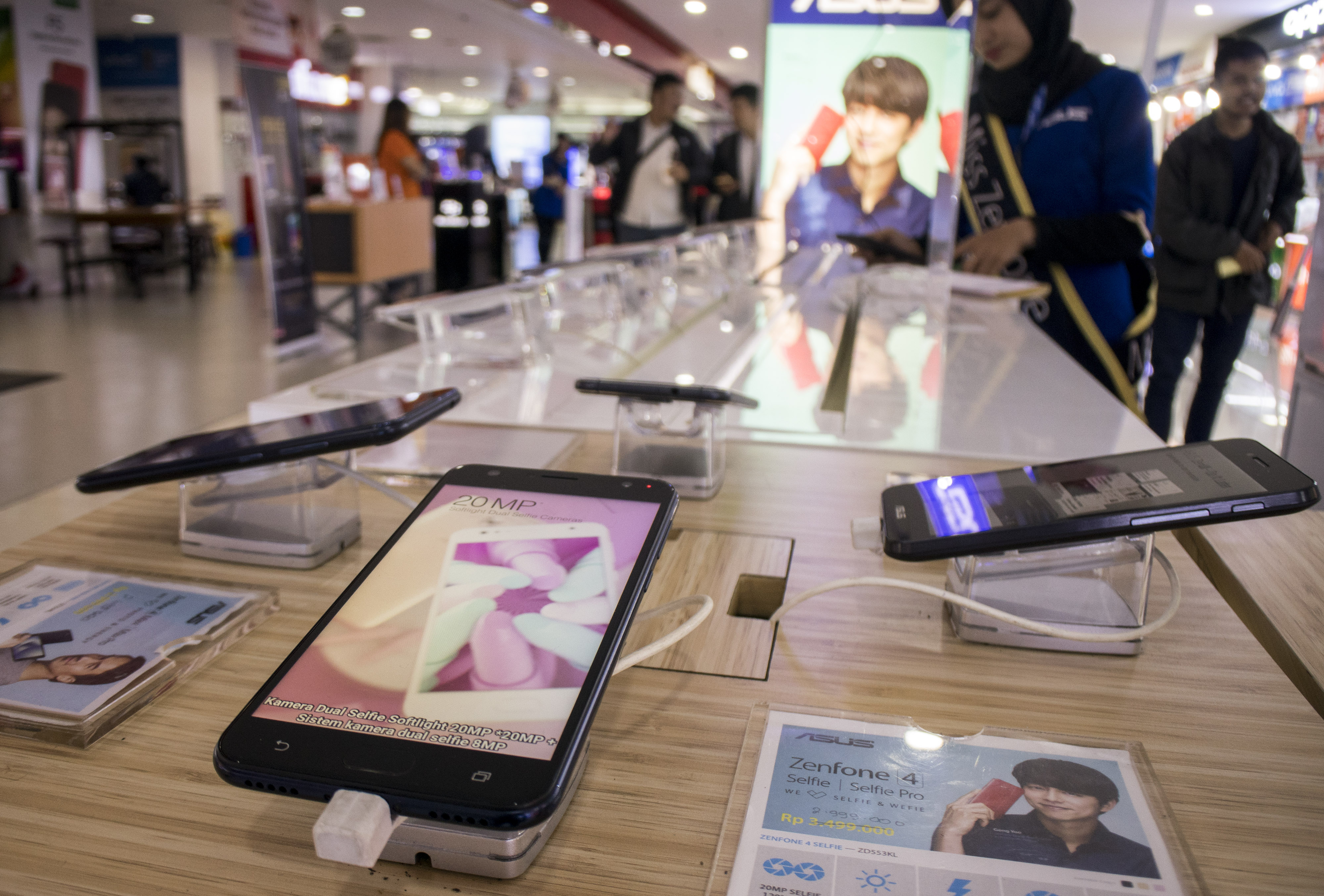Sejumlah telepon selular dengan berbagai merek dipasarkan di Bandung Electronic Centre, Bandung, Jawa Barat.