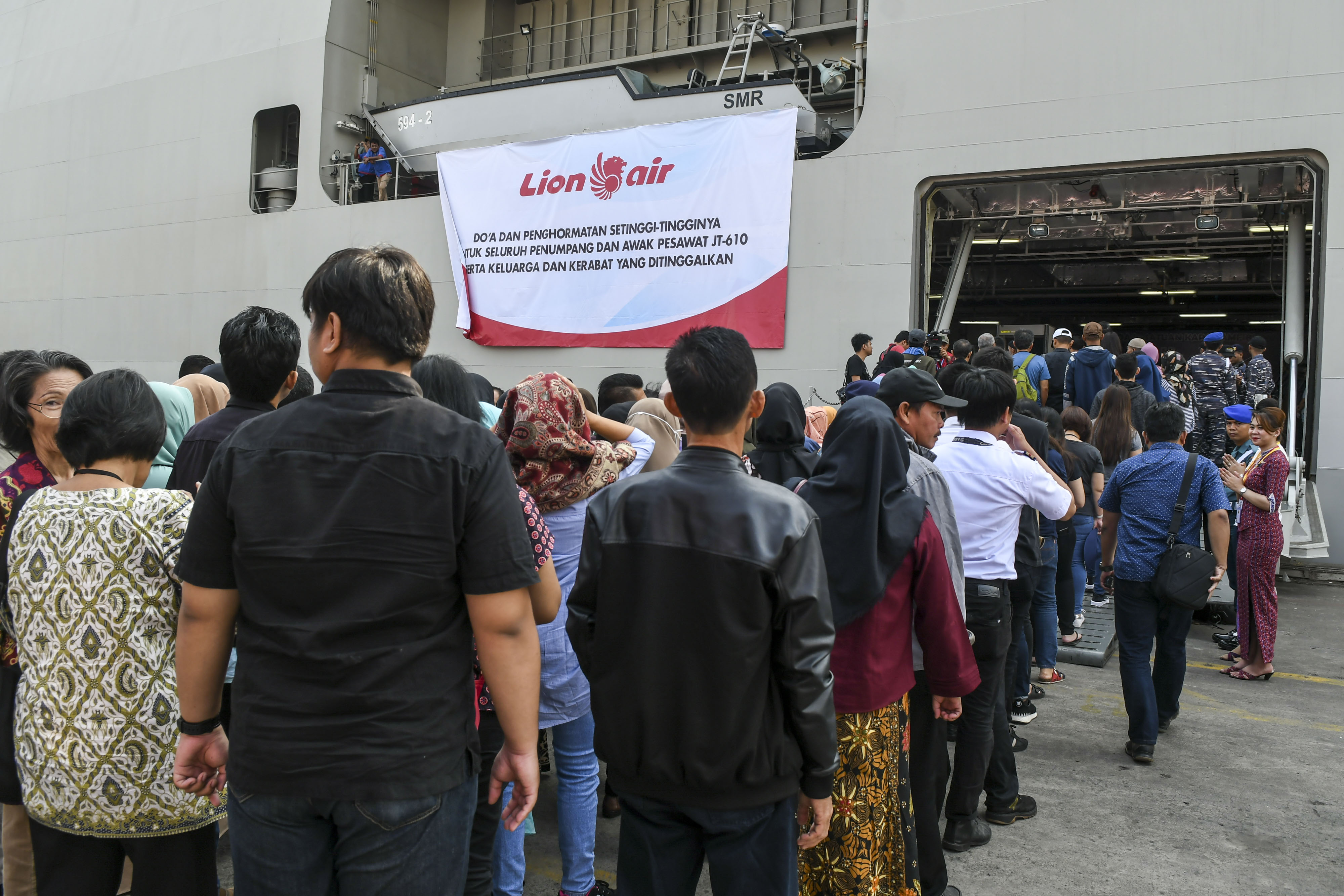 Keluarga korban kecelakaan pesawat Lion Air JT 610 menaiki KRI Semarang 594 untuk melakukan prosesi tabur bunga.