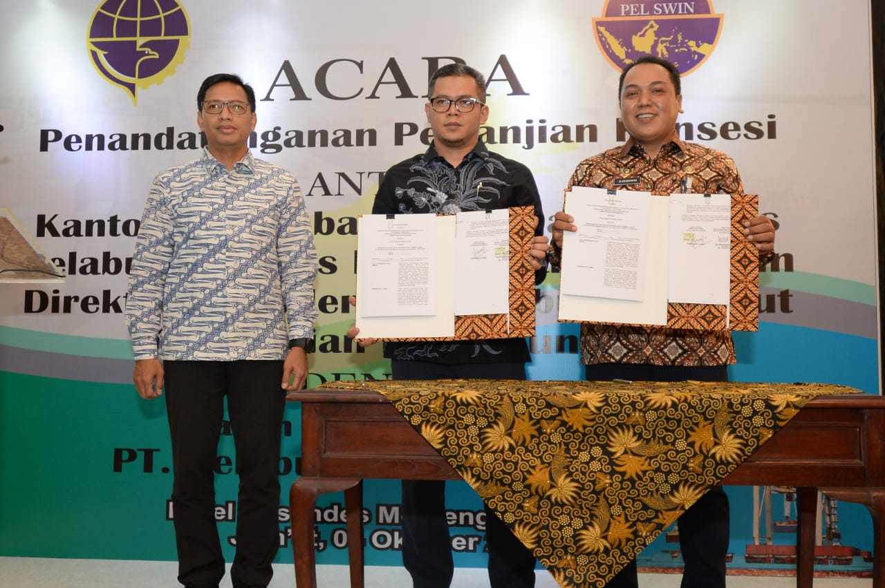 Kepala KSOP Kelas III Kotabaru-Batulicin Capt.M. Hermawan dan Direktur Utama PT Pelabuhan Swangi Indah Krismarsyaf Tamba.