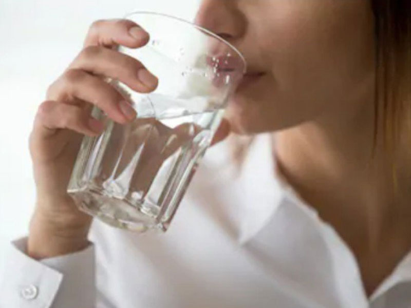 Ilustrasi Minum Air.