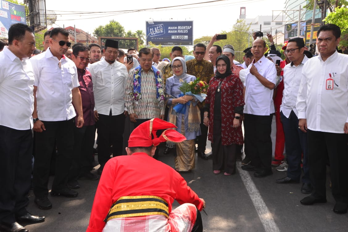 Mantan Wapres Jusuf Kalla dan istri, Mufidah Jusuf Kalla, saat tiba di kediaman di Makassar, Sulawesi Selatan, Sabtu (26/10).
