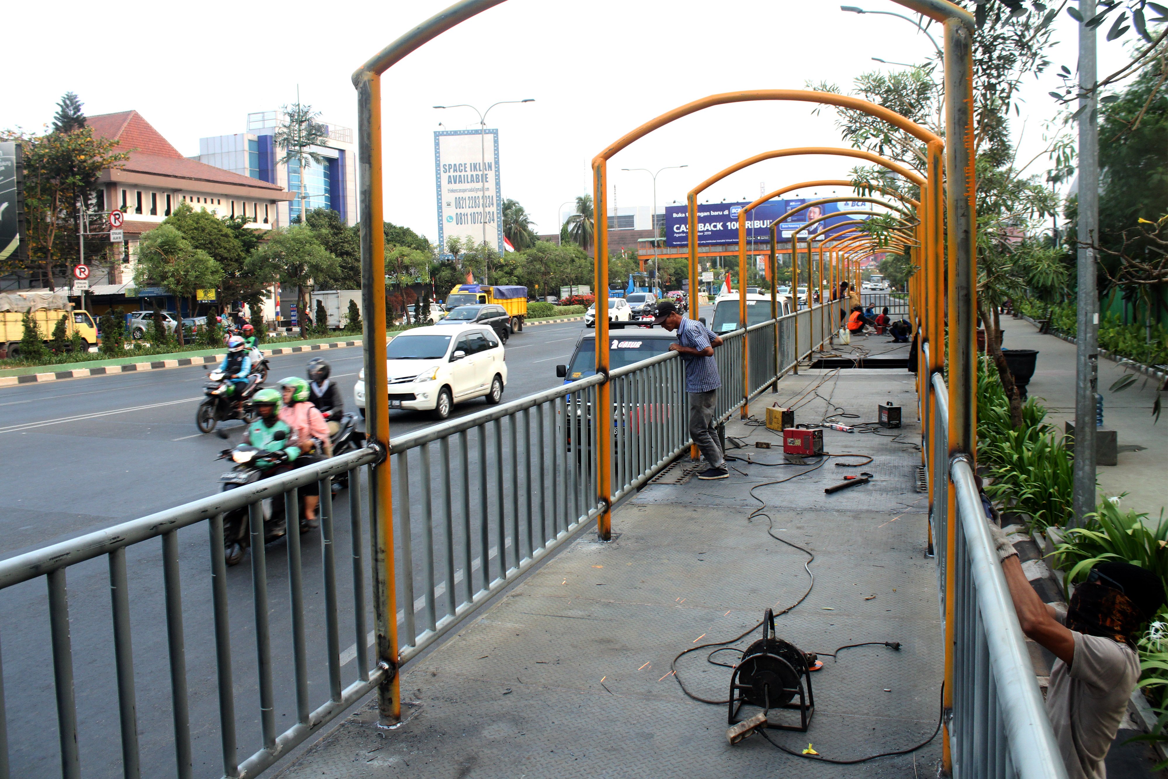 Pembangunan JPO AHmad Yani di Bekasi