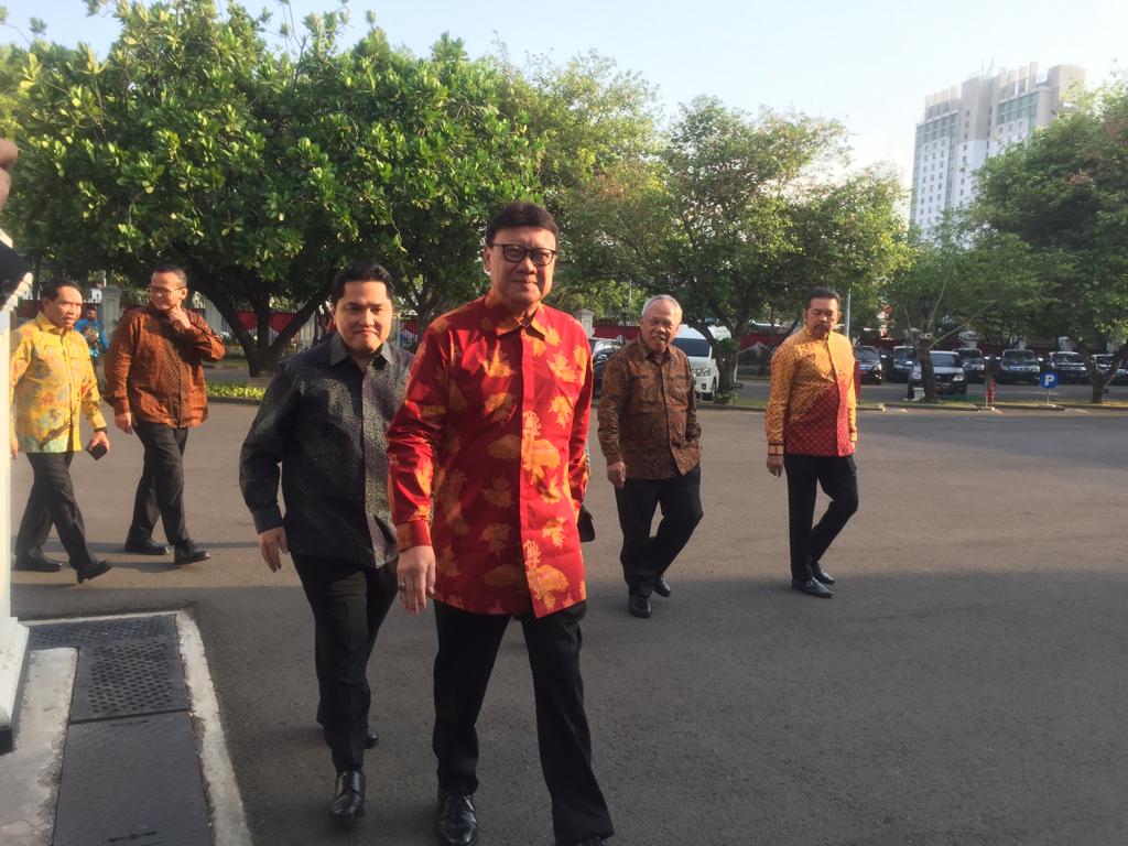 Calon menteri kabinet Jokowi-Amin Tjahjo Kumolo dan Erick Thohir datang ke Istana Merdeka.
