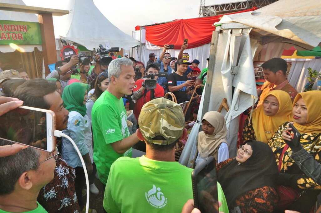 Gubernur Jawa Tengah menggelar makan soto bersama sebagai rasa syukur atas pelantikan Presiden dan Wapres RI. 