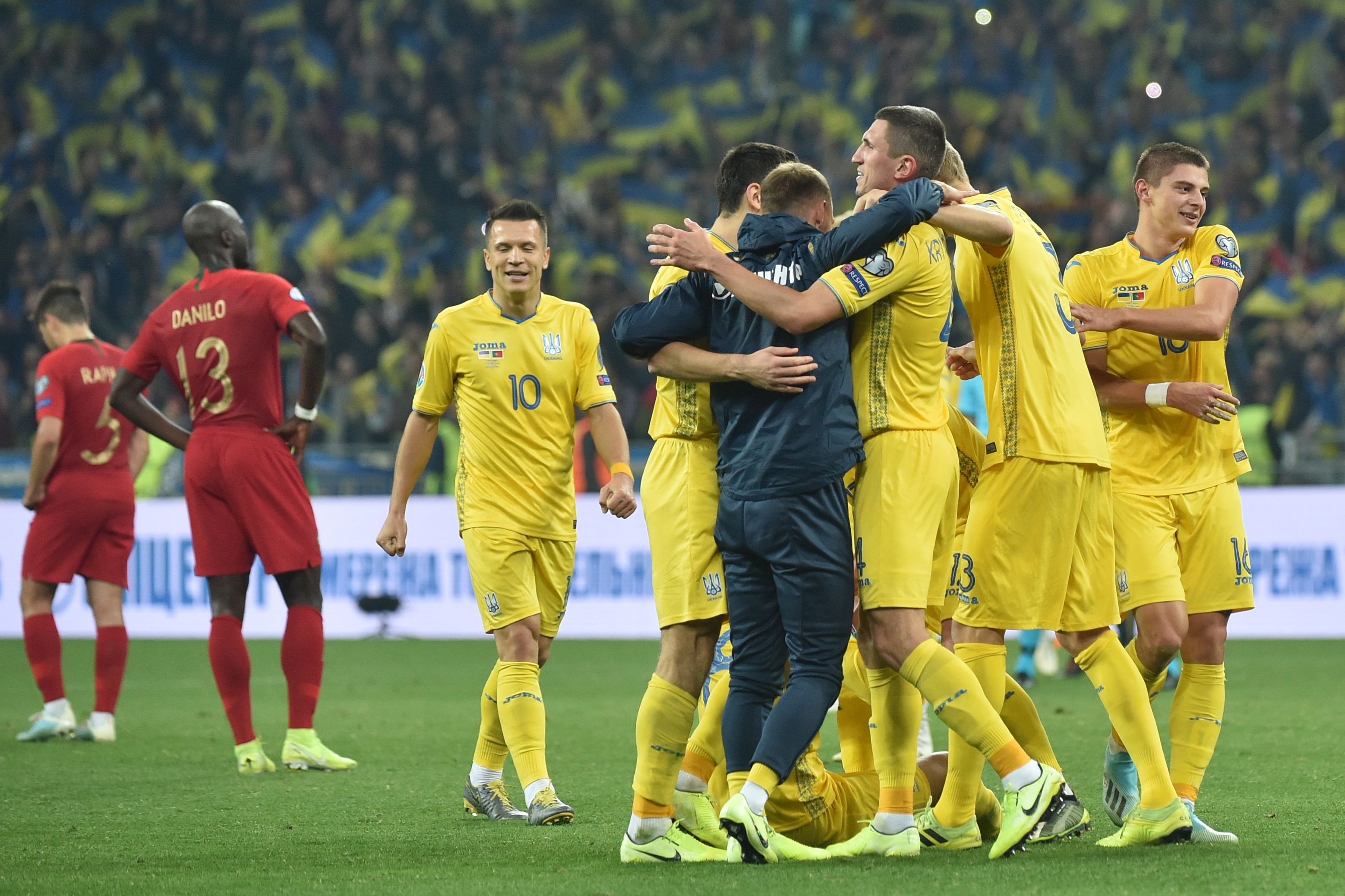 Para pemain Ukraina merayakan kemenangan mereka atas Portugal yang memastikan Ukraina melaju ke Piala Eropa 2020.