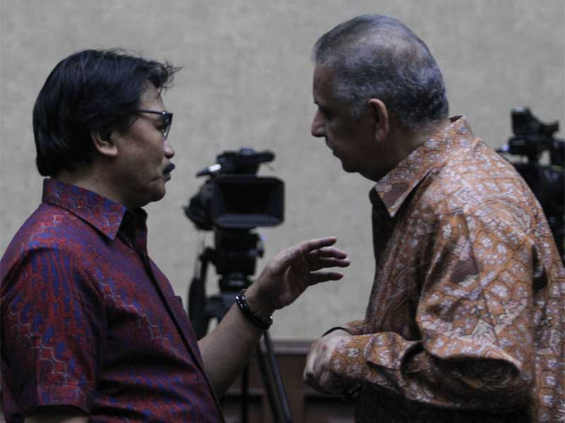 Terdakwa kasus dugaan suap proyek PLTU Riau-1, Sofyan Basir (kanan) berbincang dengan mantan Menpora Adhyaksa Dault.