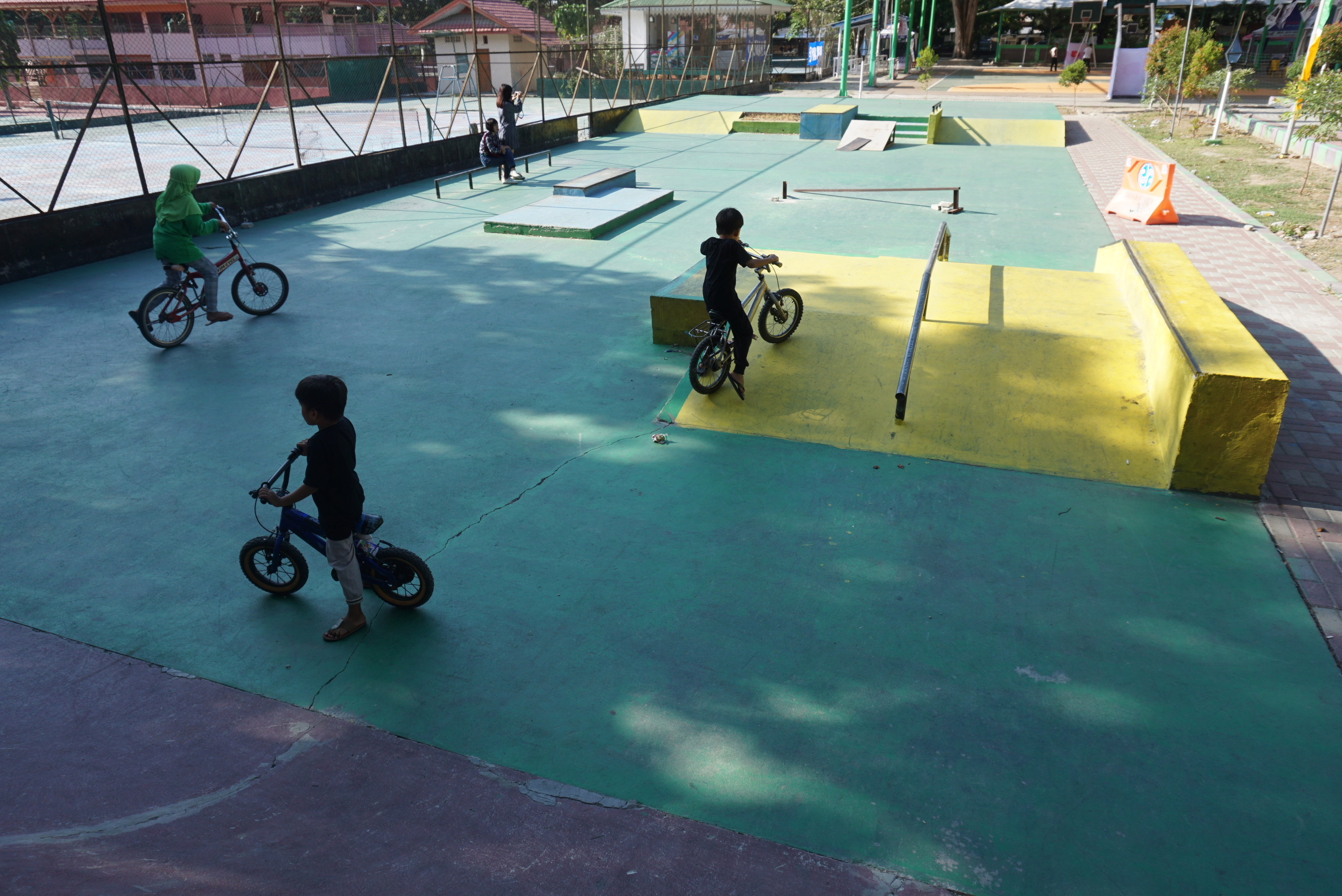 Aktivitas anak-anak yang sedang bermain dapat terpantau orangtua melalui jam tangan pintar.