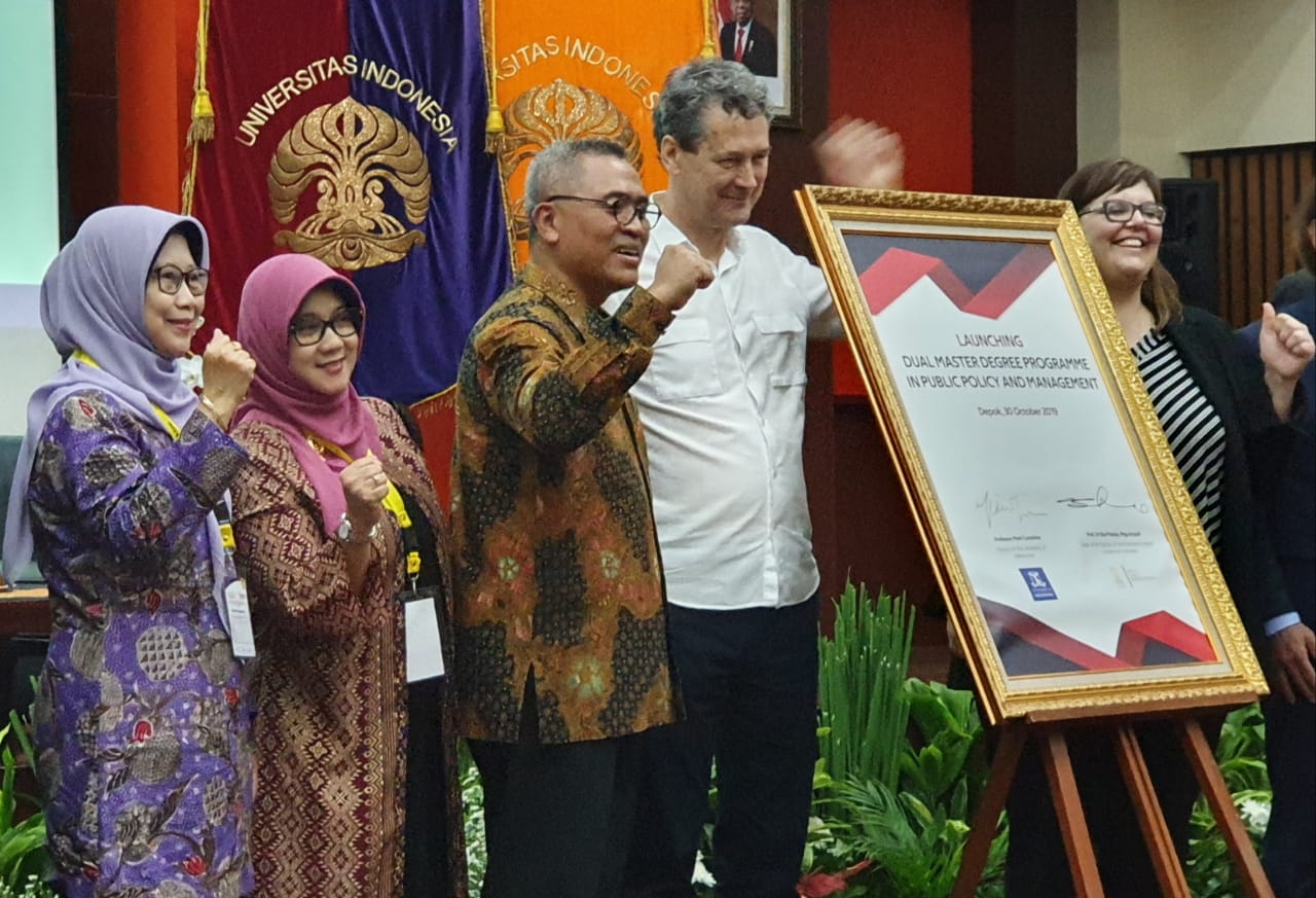 Guru besar pertama bidang kebijakan perpajakan Universitas Indonesia Haula Rosdiana di kampus UI