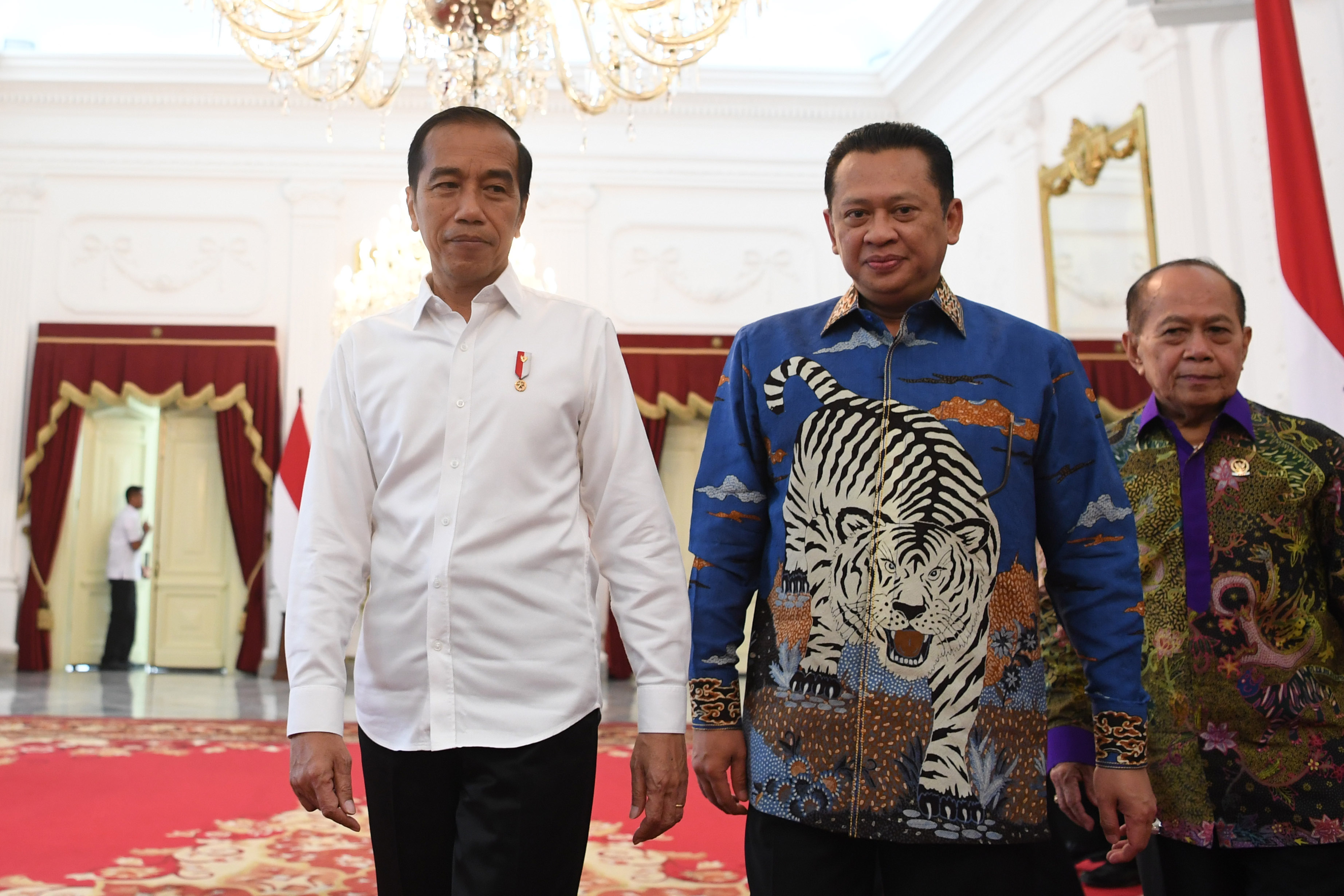 Presiden Joko Widodo (kiri) bersama Ketua MPR Bambang Soesatyo