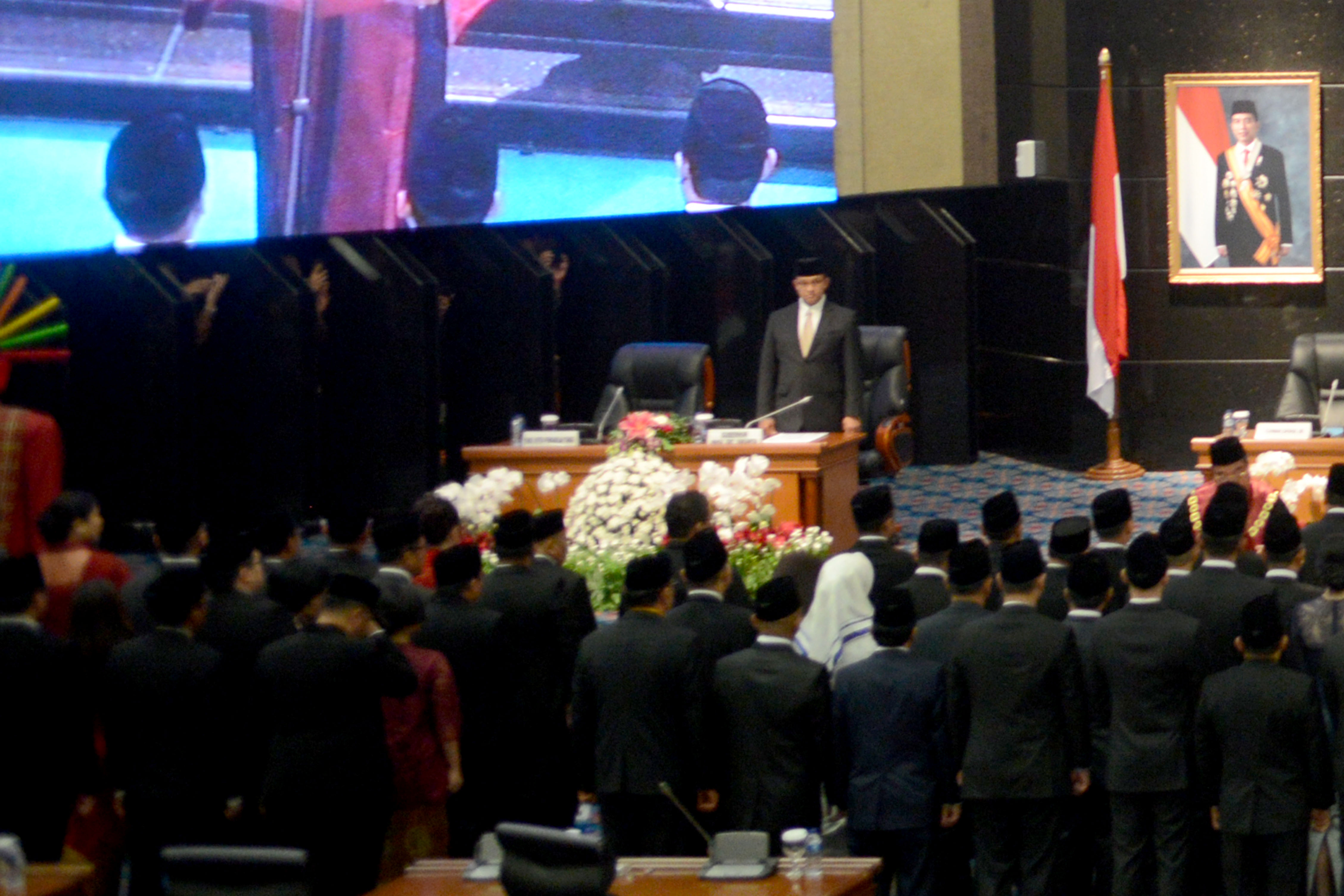 Pengambilan sumpah jabatan dalam pelantikan anggota DPRD DKI Jakarta di Jakarta, Senin (26/8). 