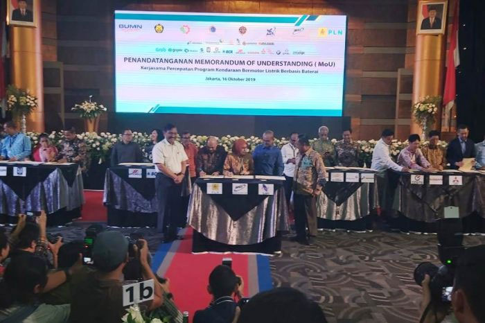 Penandatanganan MoU PT PLN (Persero) dengan 20 mitra strategis disaksikan oleh Menko Kemaritiman Luhut Binsar Panjaitan.