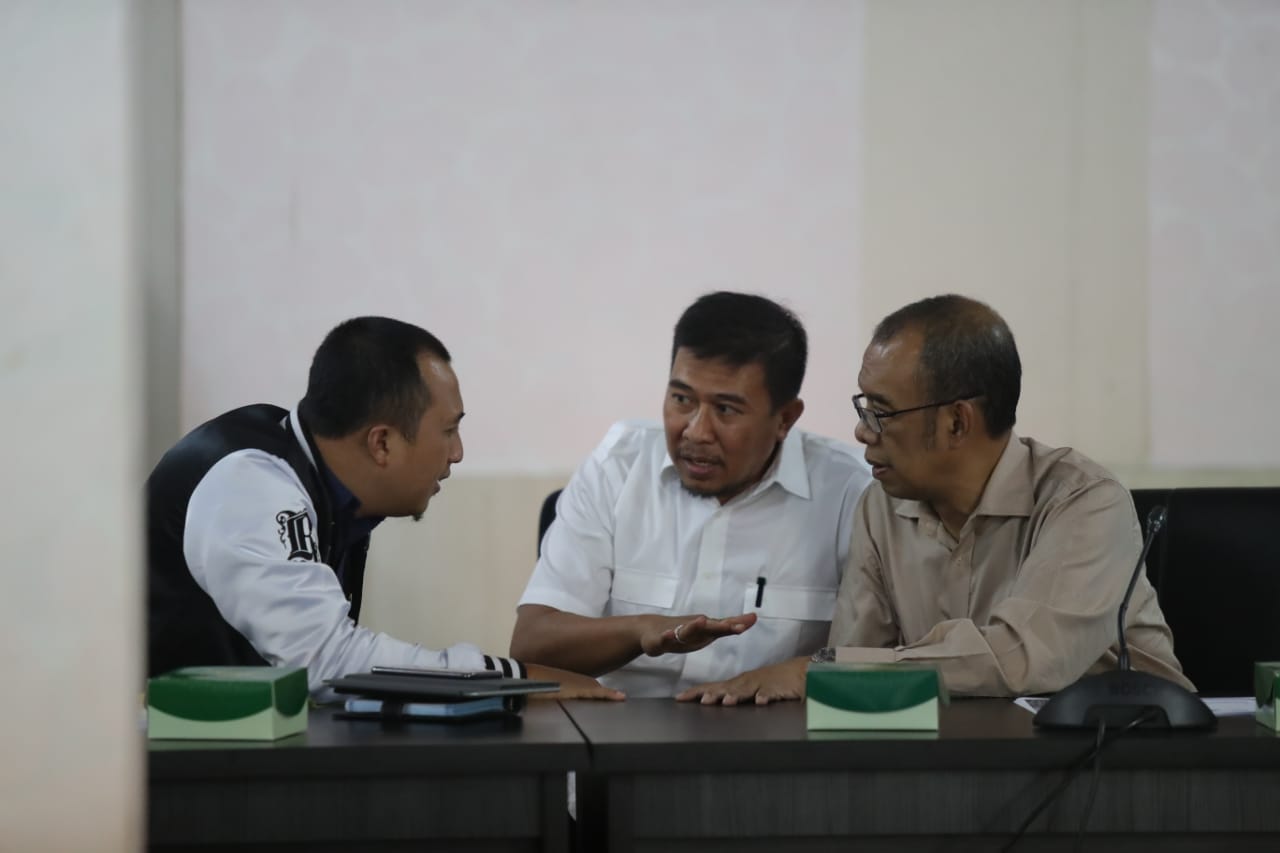 Sesmenpora Gatot S Dewa Broto (kanan) memimpin rapat teknis persiapan pemberangkatan Kontingen SEA Games Indonesia.