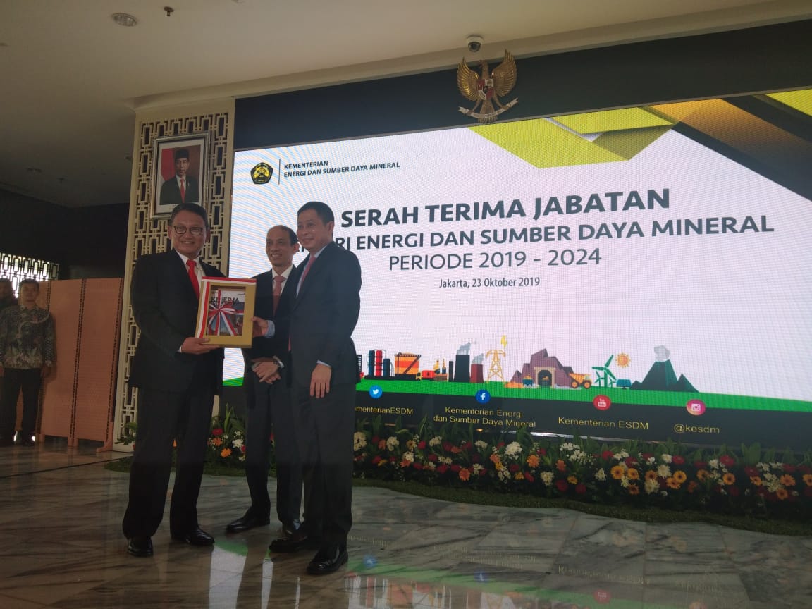 Serah terima jabatan Menteri ESDM dari Ignasius Jonan (kanan) kepada Arifin Tasrif