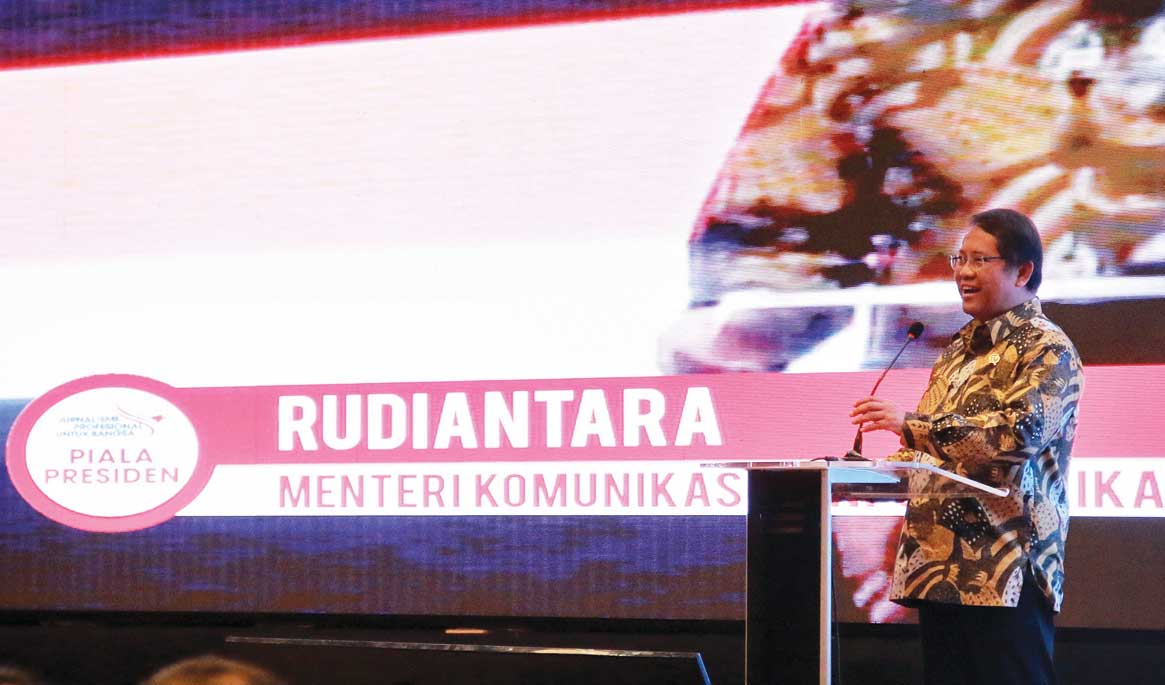 Menteri Komunikasi dan Informatika Rudiantara memberikan sambutan dalam malam penganugerahan Piala Presiden Kompetisi Nasional Media 2019.