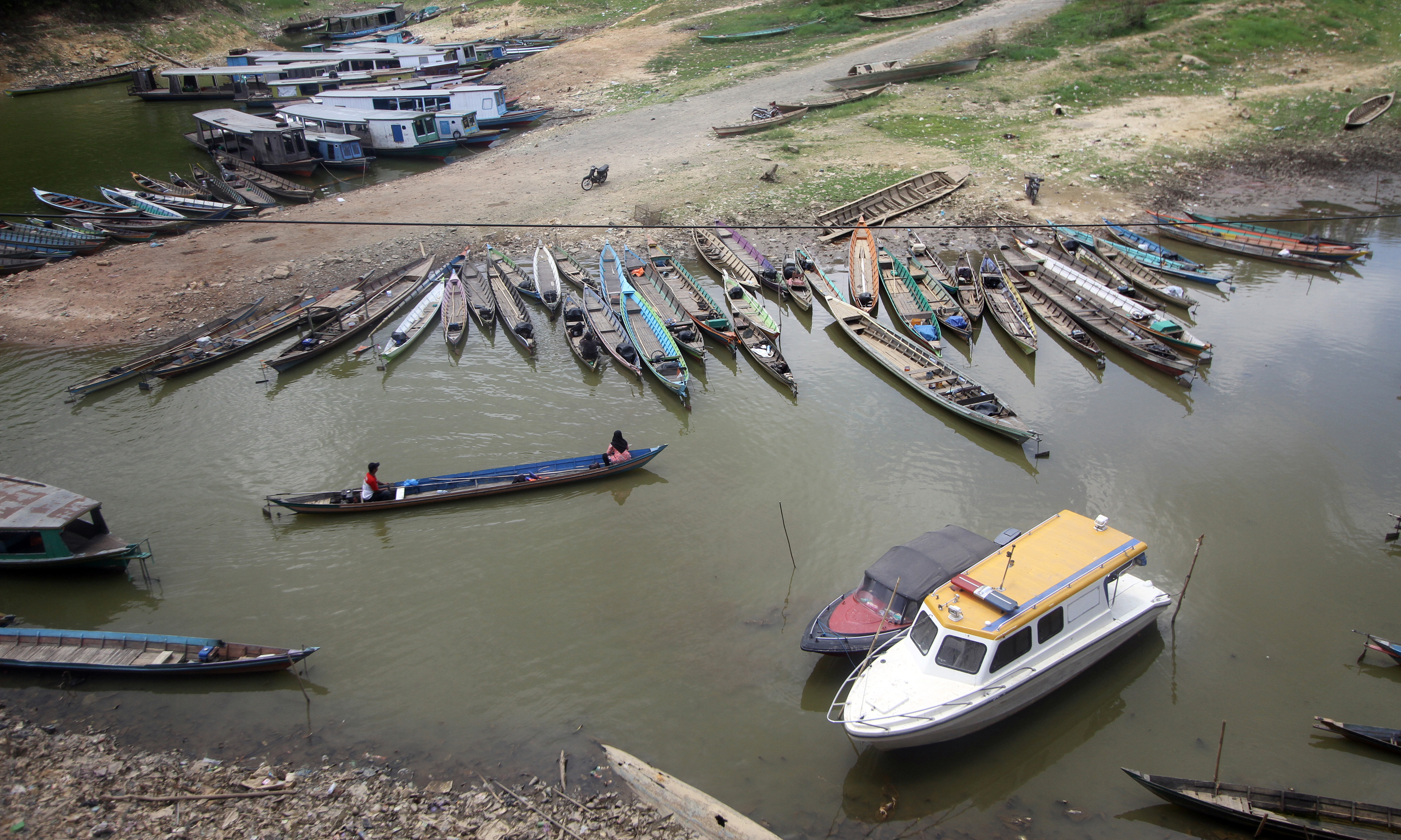 Menyusutnya Waduk Riam Kanan di Kabupaten Banjar, Kalsel menyebabkan dua unit PLTA berhenti beroperasi 