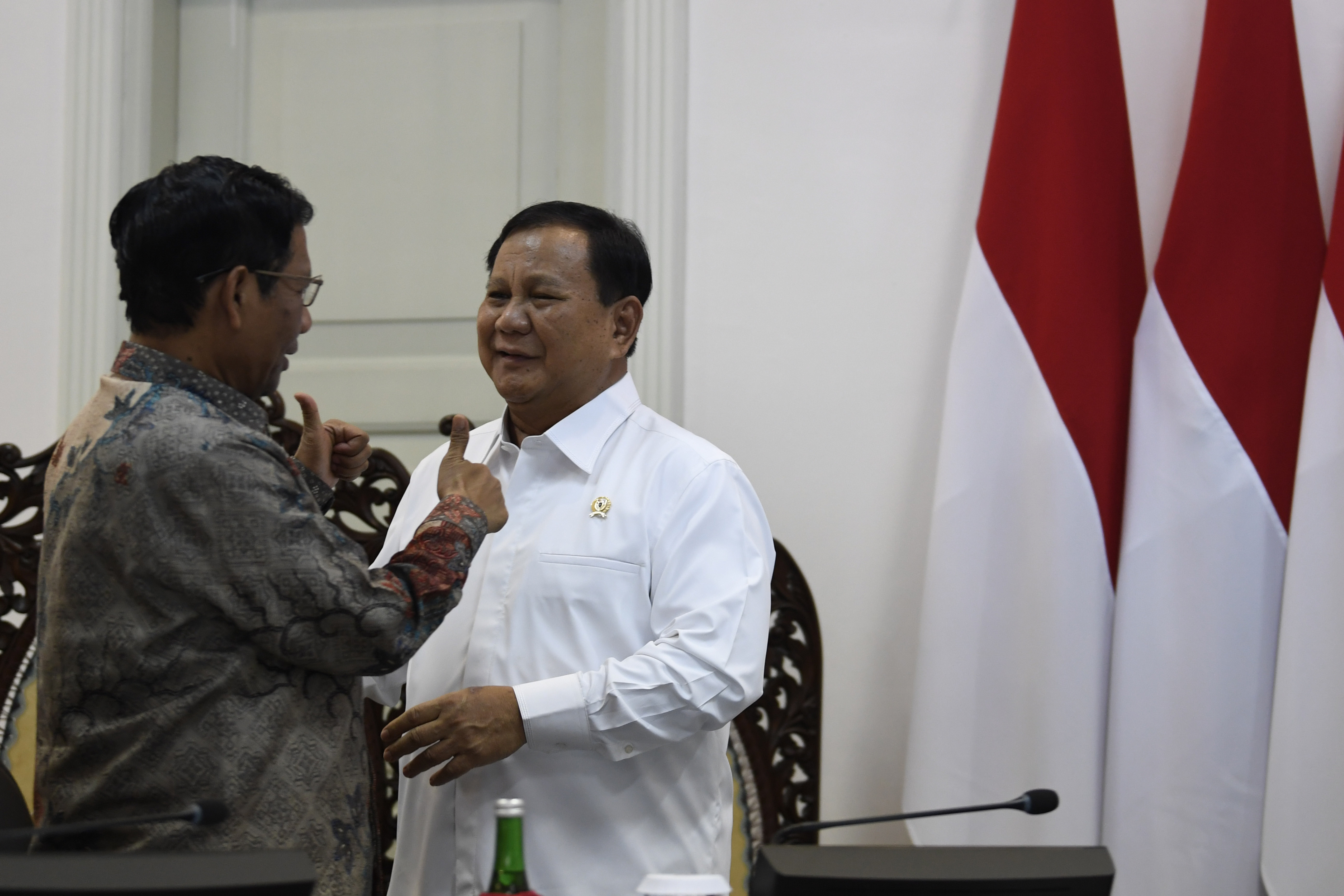  Menko Polhukam Mahfud MD (kiri) berbincang dengan Menteri Pertahanan Prabowo Subianto (kanan)