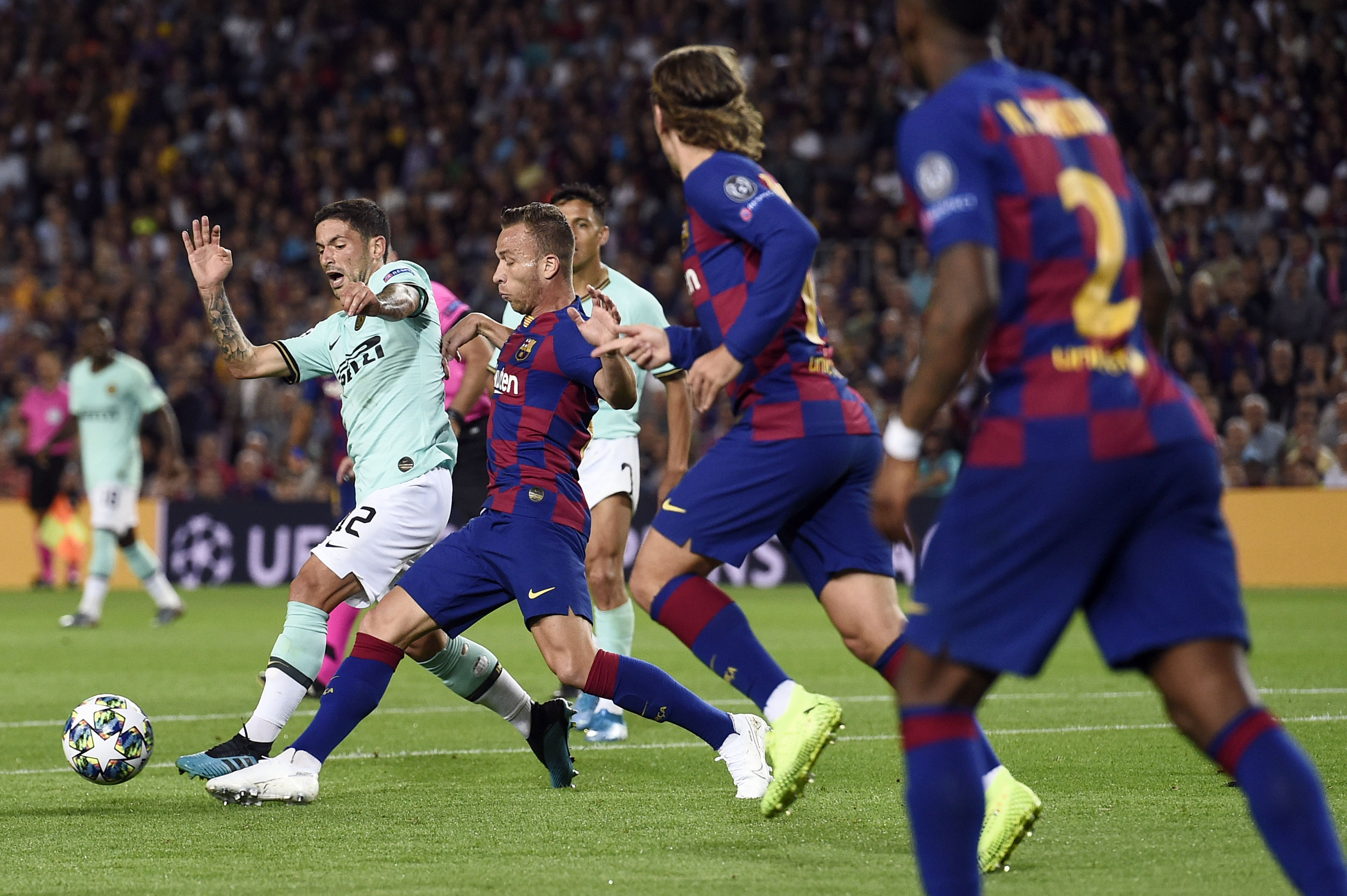 Gelandang Inter Milan Italia Stefano Sensi (kiri) bersaing dengan gelandang Barcelona asal Brazil Arthur Liga Champions UEFA   Grup F 