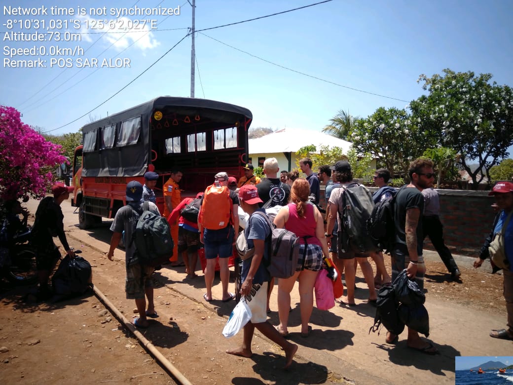 Sebanyak 12 wisatawan mancanegara dievakuasi setelah kapal yang mereka tumpangi tenggelam di Perairan Alor, NTT, Rabu (23/10).