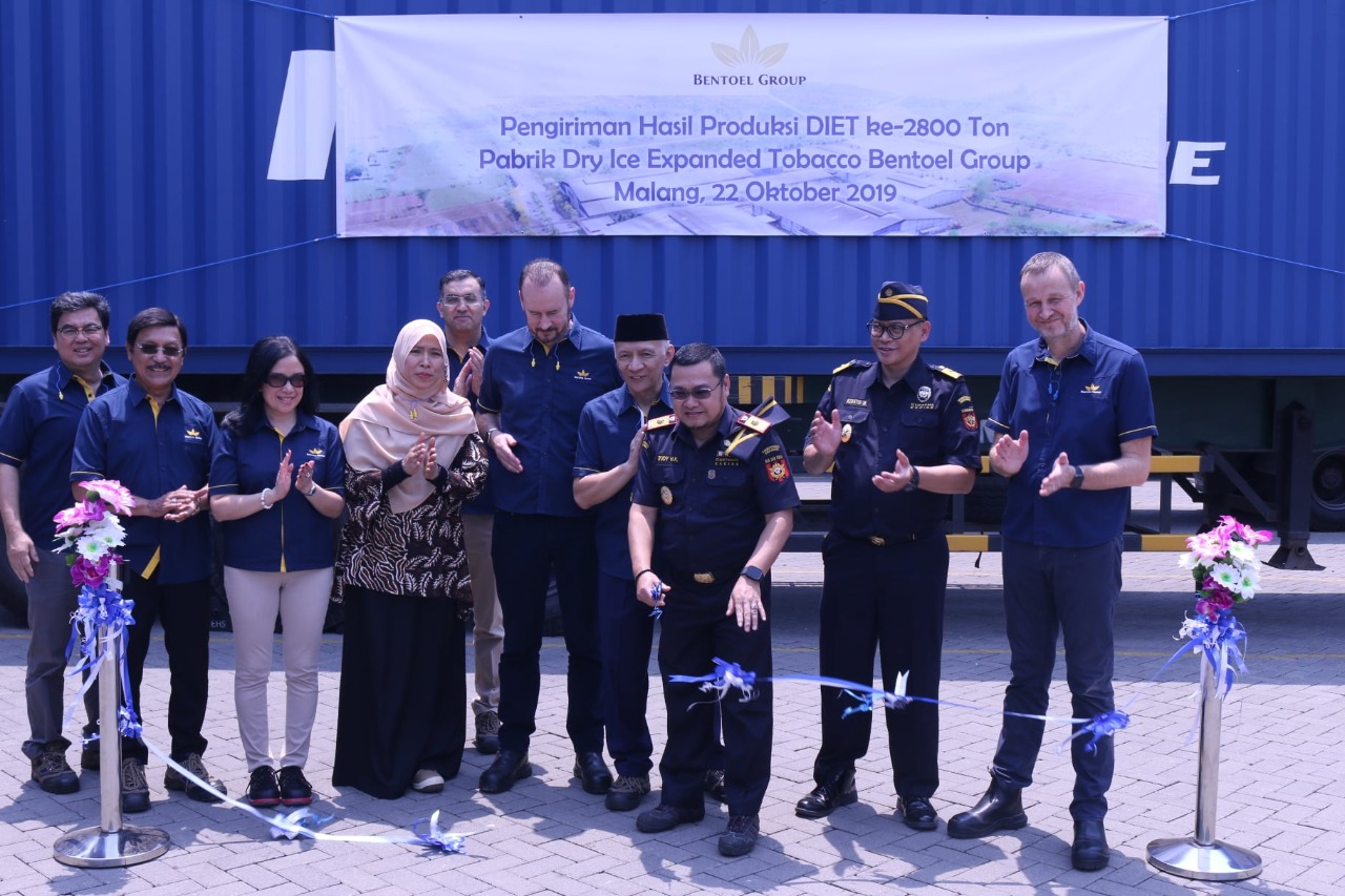 abrik DIET, pada Selasa (22/10) melakukan pengiriman dry ice expanded tobacco ke lima negara.