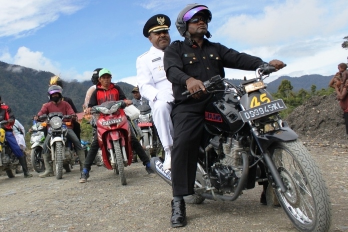 Bupati Intan Jaya Natalis Tabuni saat dibonceng sepeda motor, beberapa waktu silam. 